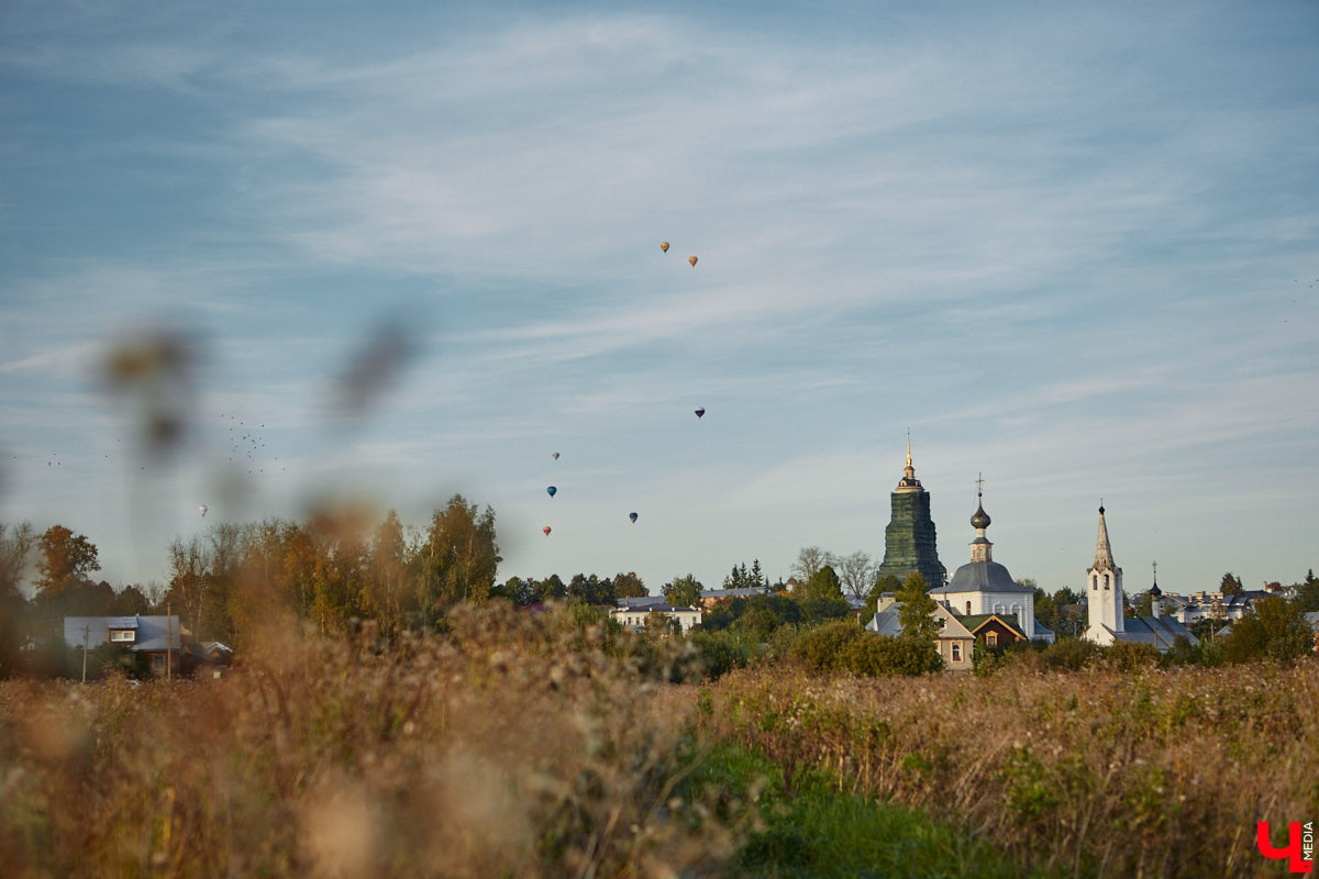 Минувший уикенд в Суздале был по-настоящему ярким. Три дня подряд небо над городом украшали аэростаты. На фестиваль воздухоплавания приехали 15 пилотов воздушных шаров. Вместе с ними взмыть вверх смогли все желающие. Билеты на свободные полеты раскупили заранее, а вот из жаждущих стать участниками привязных подъемов выстраивались очереди.