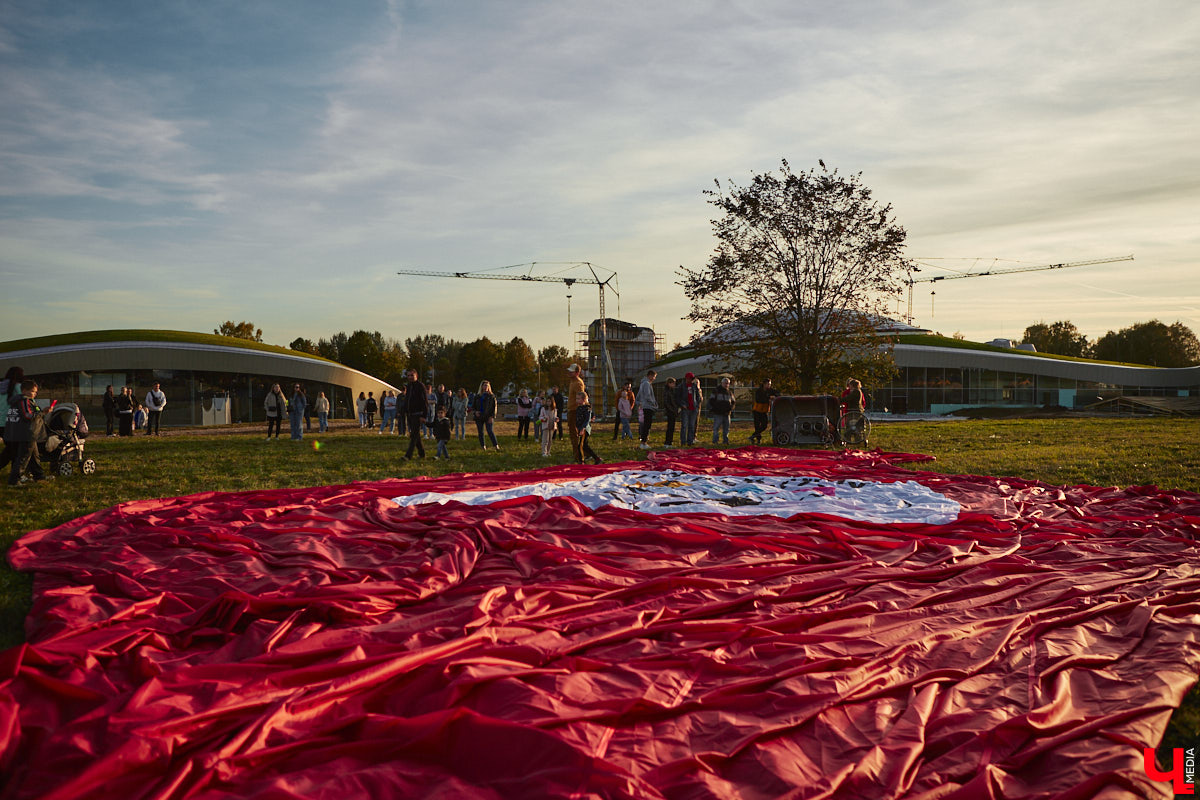 Минувший уикенд в Суздале был по-настоящему ярким. Три дня подряд небо над городом украшали аэростаты. На фестиваль воздухоплавания приехали 15 пилотов воздушных шаров. Вместе с ними взмыть вверх смогли все желающие. Билеты на свободные полеты раскупили заранее, а вот из жаждущих стать участниками привязных подъемов выстраивались очереди.