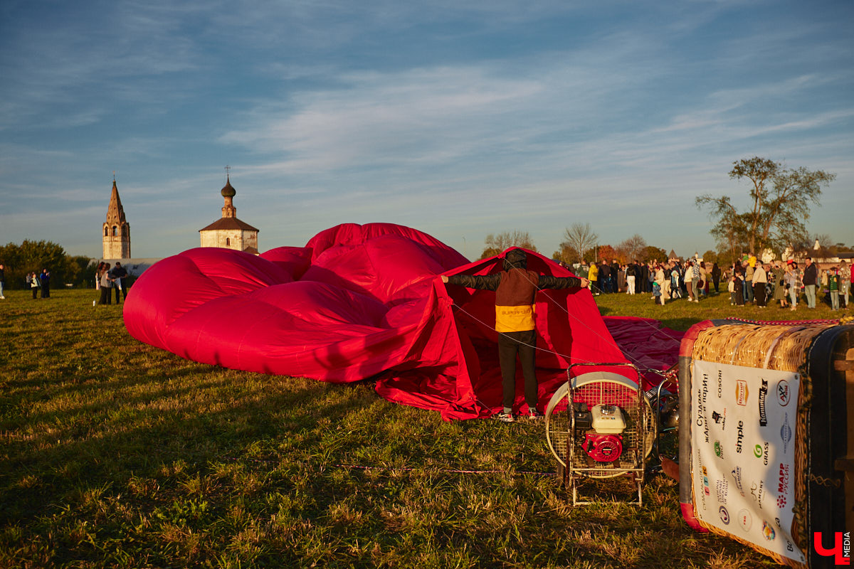 Минувший уикенд в Суздале был по-настоящему ярким. Три дня подряд небо над городом украшали аэростаты. На фестиваль воздухоплавания приехали 15 пилотов воздушных шаров. Вместе с ними взмыть вверх смогли все желающие. Билеты на свободные полеты раскупили заранее, а вот из жаждущих стать участниками привязных подъемов выстраивались очереди.