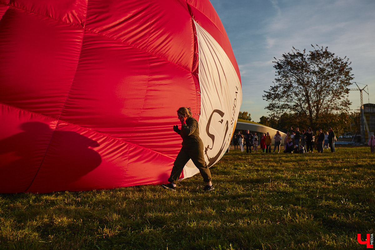 Минувший уикенд в Суздале был по-настоящему ярким. Три дня подряд небо над городом украшали аэростаты. На фестиваль воздухоплавания приехали 15 пилотов воздушных шаров. Вместе с ними взмыть вверх смогли все желающие. Билеты на свободные полеты раскупили заранее, а вот из жаждущих стать участниками привязных подъемов выстраивались очереди.
