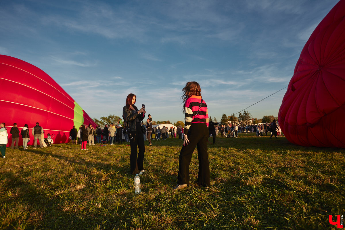 Минувший уикенд в Суздале был по-настоящему ярким. Три дня подряд небо над городом украшали аэростаты. На фестиваль воздухоплавания приехали 15 пилотов воздушных шаров. Вместе с ними взмыть вверх смогли все желающие. Билеты на свободные полеты раскупили заранее, а вот из жаждущих стать участниками привязных подъемов выстраивались очереди.