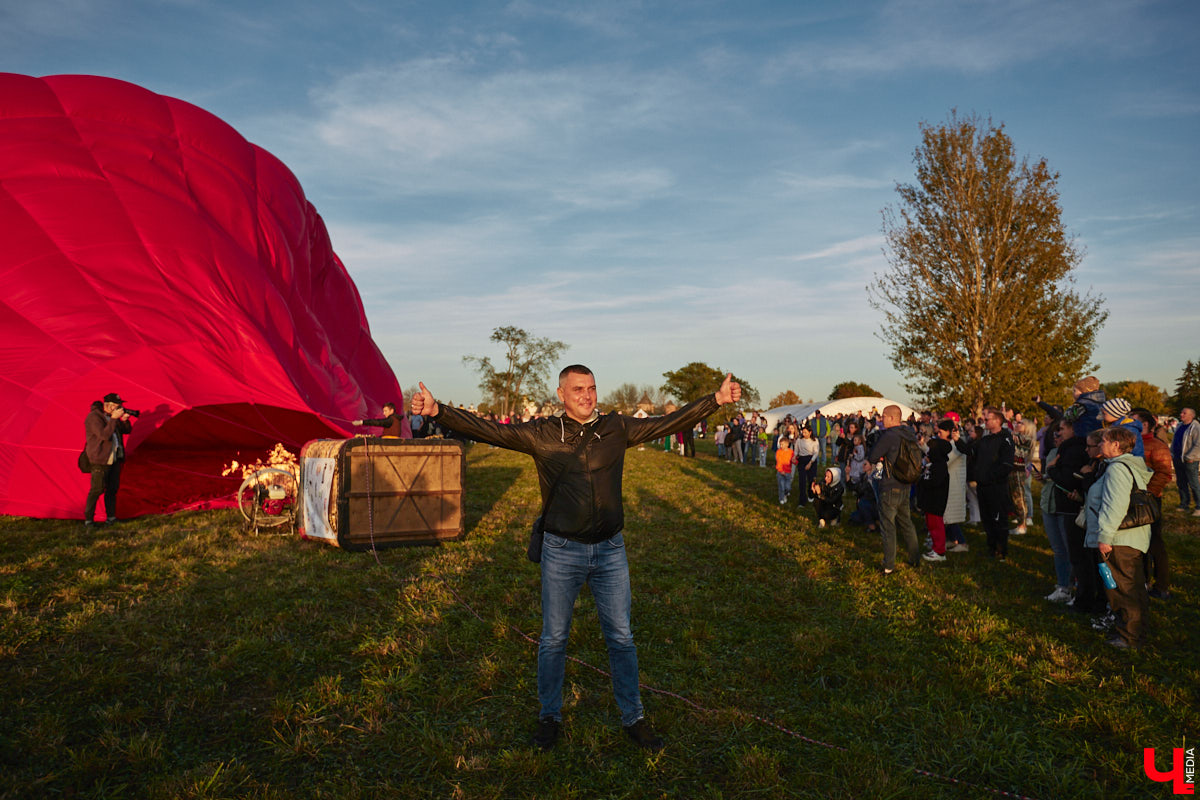 Минувший уикенд в Суздале был по-настоящему ярким. Три дня подряд небо над городом украшали аэростаты. На фестиваль воздухоплавания приехали 15 пилотов воздушных шаров. Вместе с ними взмыть вверх смогли все желающие. Билеты на свободные полеты раскупили заранее, а вот из жаждущих стать участниками привязных подъемов выстраивались очереди.