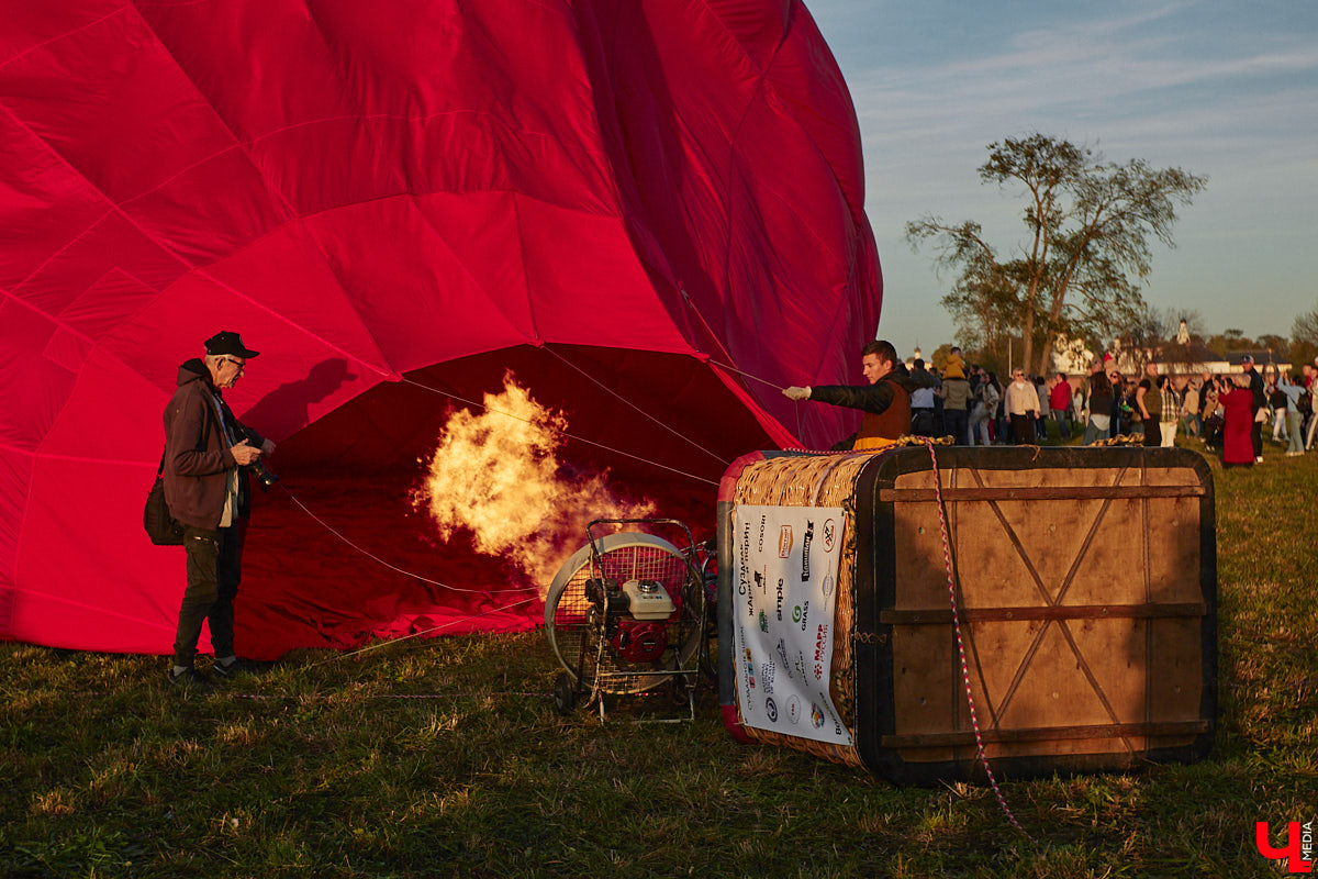 Минувший уикенд в Суздале был по-настоящему ярким. Три дня подряд небо над городом украшали аэростаты. На фестиваль воздухоплавания приехали 15 пилотов воздушных шаров. Вместе с ними взмыть вверх смогли все желающие. Билеты на свободные полеты раскупили заранее, а вот из жаждущих стать участниками привязных подъемов выстраивались очереди.