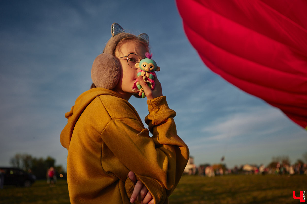 Минувший уикенд в Суздале был по-настоящему ярким. Три дня подряд небо над городом украшали аэростаты. На фестиваль воздухоплавания приехали 15 пилотов воздушных шаров. Вместе с ними взмыть вверх смогли все желающие. Билеты на свободные полеты раскупили заранее, а вот из жаждущих стать участниками привязных подъемов выстраивались очереди.
