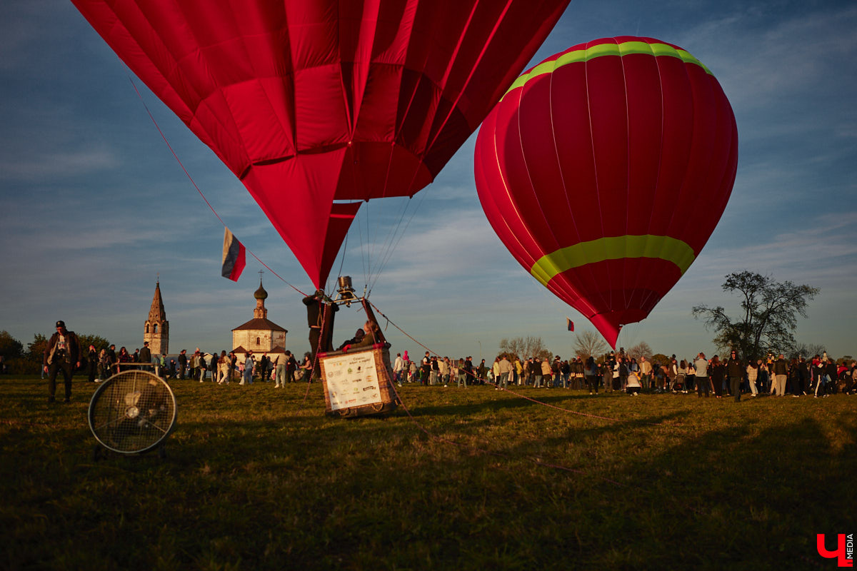 Минувший уикенд в Суздале был по-настоящему ярким. Три дня подряд небо над городом украшали аэростаты. На фестиваль воздухоплавания приехали 15 пилотов воздушных шаров. Вместе с ними взмыть вверх смогли все желающие. Билеты на свободные полеты раскупили заранее, а вот из жаждущих стать участниками привязных подъемов выстраивались очереди.