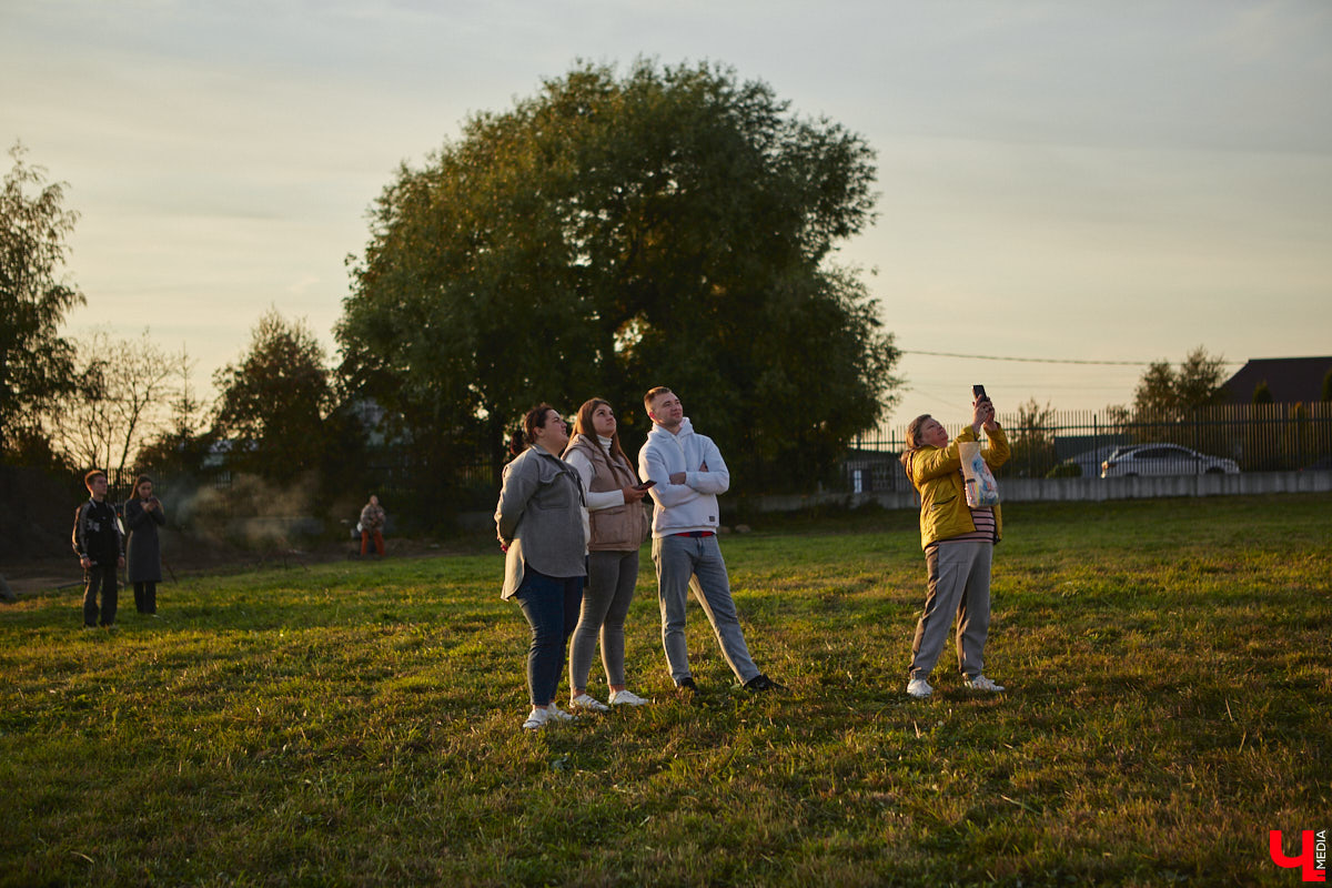 Минувший уикенд в Суздале был по-настоящему ярким. Три дня подряд небо над городом украшали аэростаты. На фестиваль воздухоплавания приехали 15 пилотов воздушных шаров. Вместе с ними взмыть вверх смогли все желающие. Билеты на свободные полеты раскупили заранее, а вот из жаждущих стать участниками привязных подъемов выстраивались очереди.