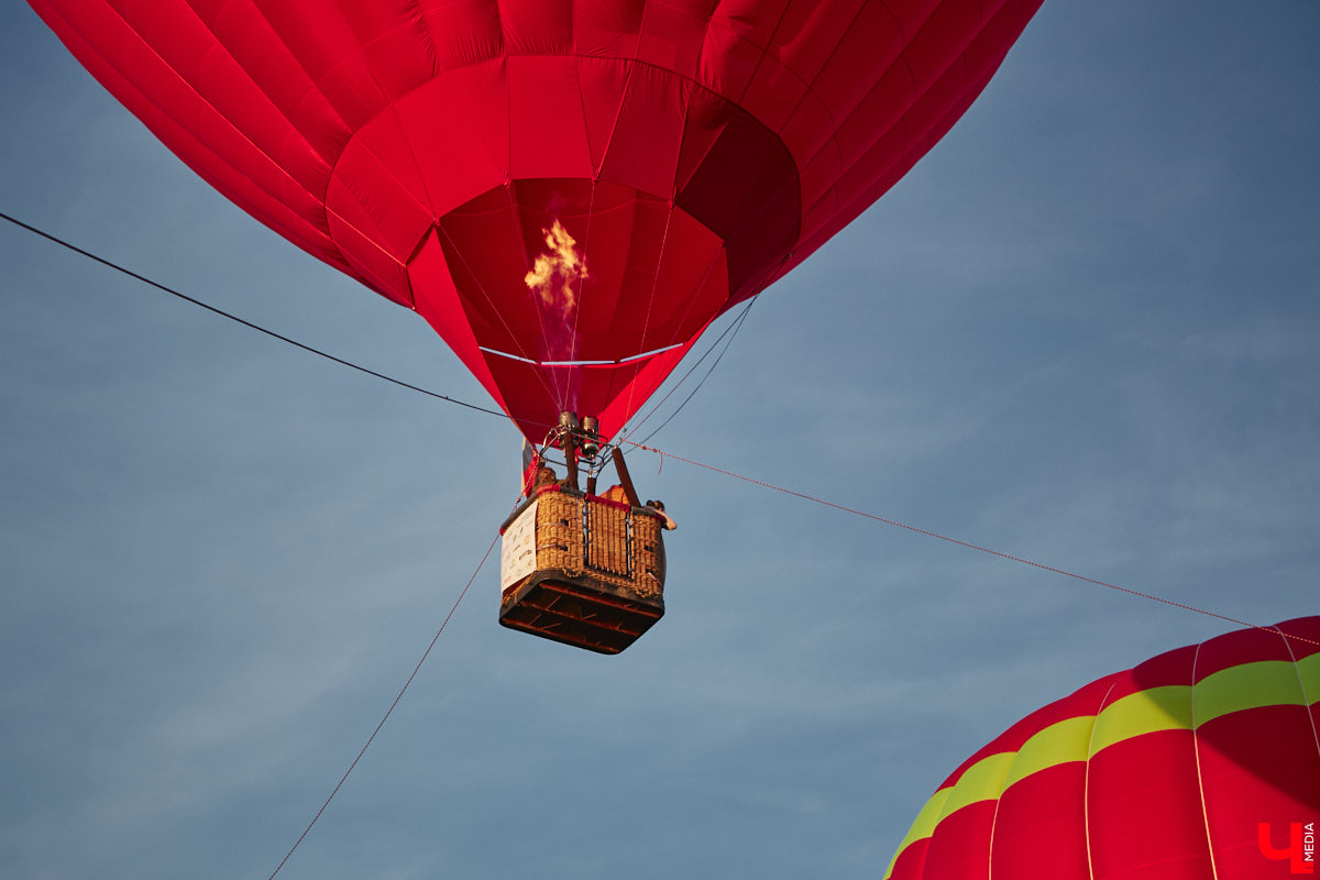 Минувший уикенд в Суздале был по-настоящему ярким. Три дня подряд небо над городом украшали аэростаты. На фестиваль воздухоплавания приехали 15 пилотов воздушных шаров. Вместе с ними взмыть вверх смогли все желающие. Билеты на свободные полеты раскупили заранее, а вот из жаждущих стать участниками привязных подъемов выстраивались очереди.