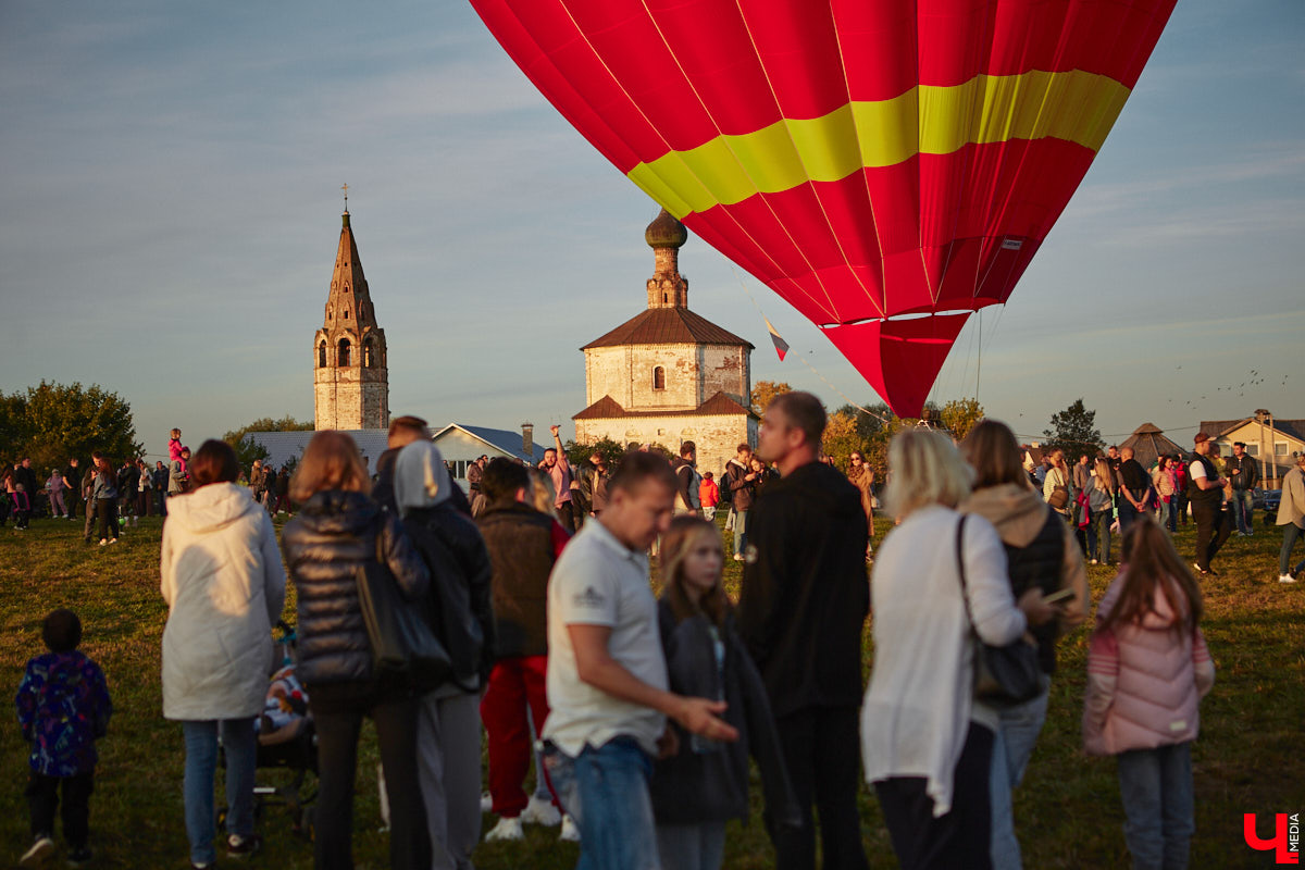 Минувший уикенд в Суздале был по-настоящему ярким. Три дня подряд небо над городом украшали аэростаты. На фестиваль воздухоплавания приехали 15 пилотов воздушных шаров. Вместе с ними взмыть вверх смогли все желающие. Билеты на свободные полеты раскупили заранее, а вот из жаждущих стать участниками привязных подъемов выстраивались очереди.