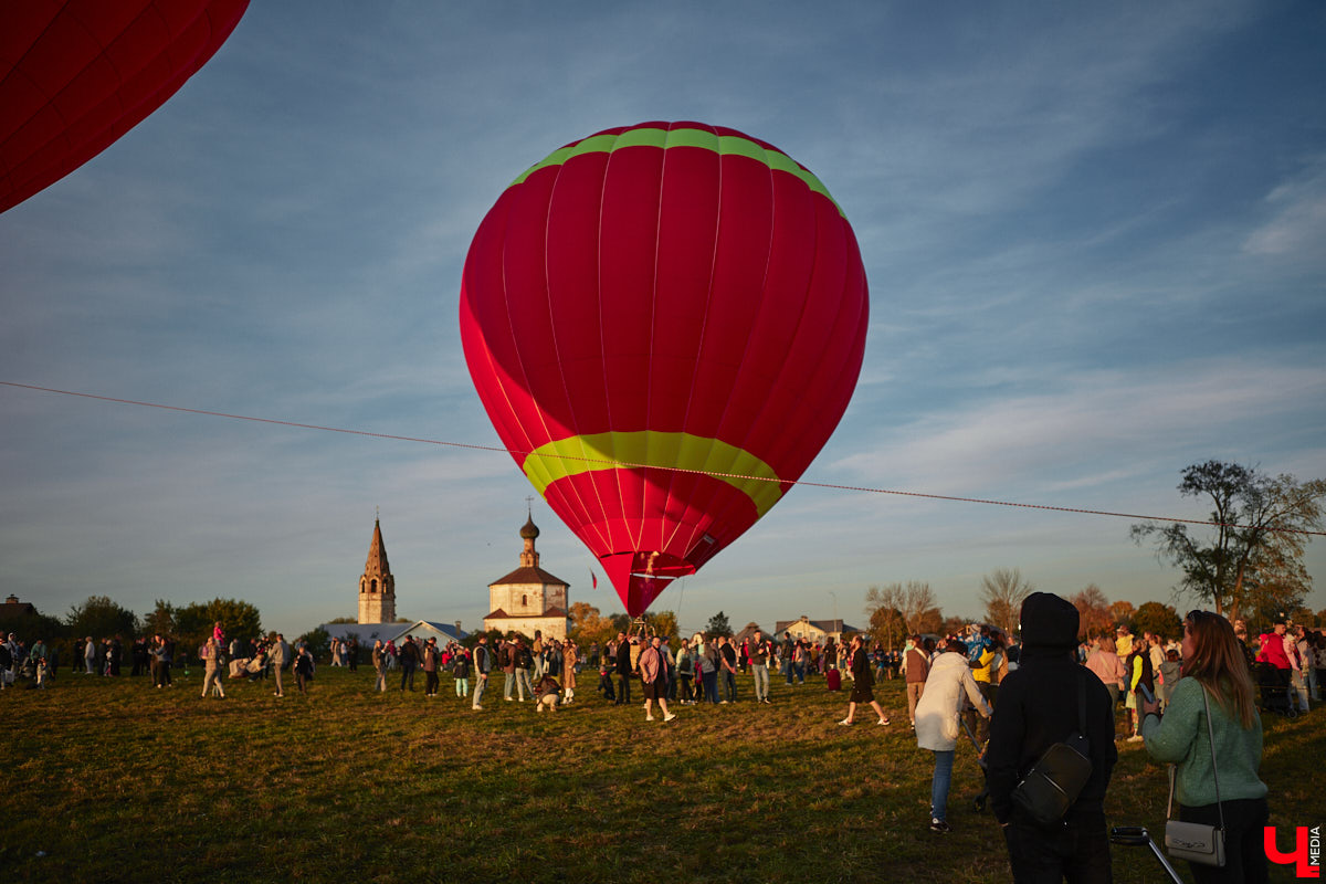 Минувший уикенд в Суздале был по-настоящему ярким. Три дня подряд небо над городом украшали аэростаты. На фестиваль воздухоплавания приехали 15 пилотов воздушных шаров. Вместе с ними взмыть вверх смогли все желающие. Билеты на свободные полеты раскупили заранее, а вот из жаждущих стать участниками привязных подъемов выстраивались очереди.