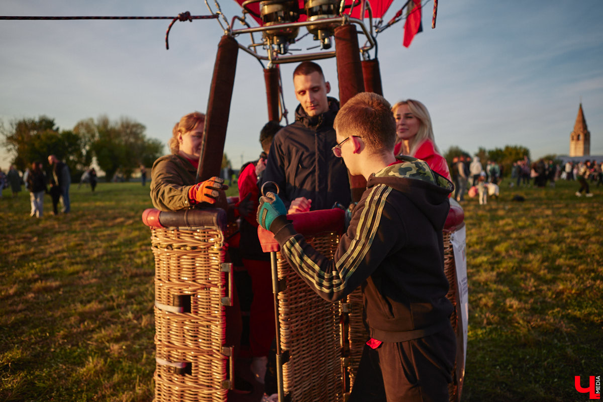 Минувший уикенд в Суздале был по-настоящему ярким. Три дня подряд небо над городом украшали аэростаты. На фестиваль воздухоплавания приехали 15 пилотов воздушных шаров. Вместе с ними взмыть вверх смогли все желающие. Билеты на свободные полеты раскупили заранее, а вот из жаждущих стать участниками привязных подъемов выстраивались очереди.