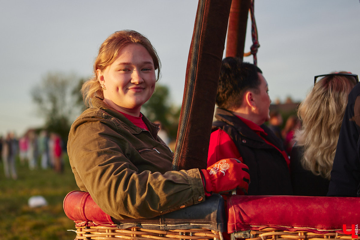 Минувший уикенд в Суздале был по-настоящему ярким. Три дня подряд небо над городом украшали аэростаты. На фестиваль воздухоплавания приехали 15 пилотов воздушных шаров. Вместе с ними взмыть вверх смогли все желающие. Билеты на свободные полеты раскупили заранее, а вот из жаждущих стать участниками привязных подъемов выстраивались очереди.