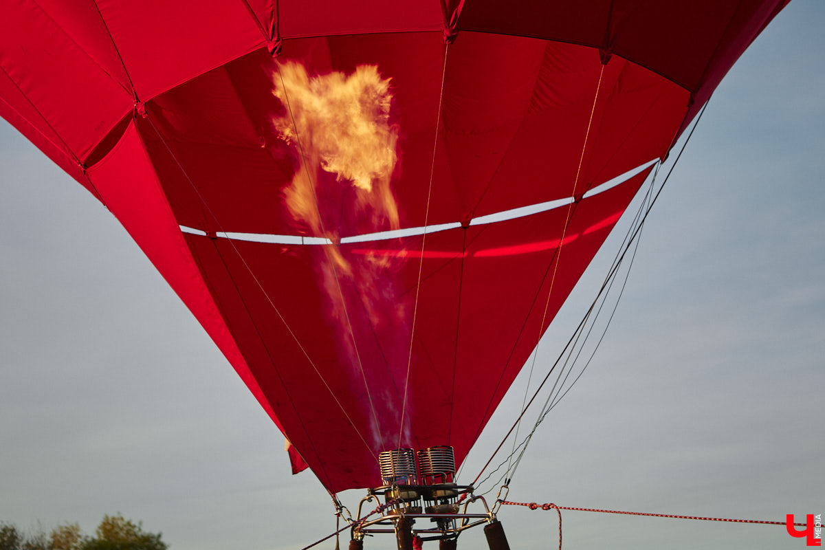 Минувший уикенд в Суздале был по-настоящему ярким. Три дня подряд небо над городом украшали аэростаты. На фестиваль воздухоплавания приехали 15 пилотов воздушных шаров. Вместе с ними взмыть вверх смогли все желающие. Билеты на свободные полеты раскупили заранее, а вот из жаждущих стать участниками привязных подъемов выстраивались очереди.