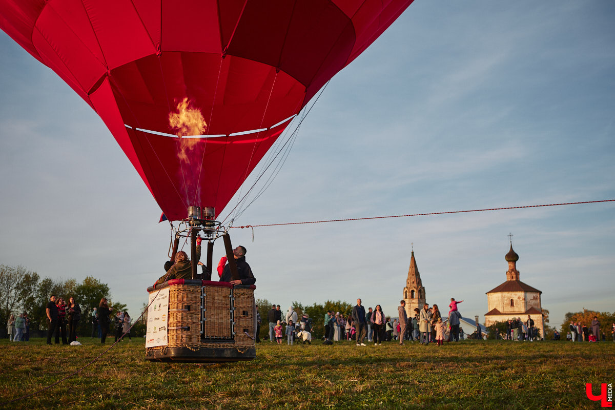 Минувший уикенд в Суздале был по-настоящему ярким. Три дня подряд небо над городом украшали аэростаты. На фестиваль воздухоплавания приехали 15 пилотов воздушных шаров. Вместе с ними взмыть вверх смогли все желающие. Билеты на свободные полеты раскупили заранее, а вот из жаждущих стать участниками привязных подъемов выстраивались очереди.