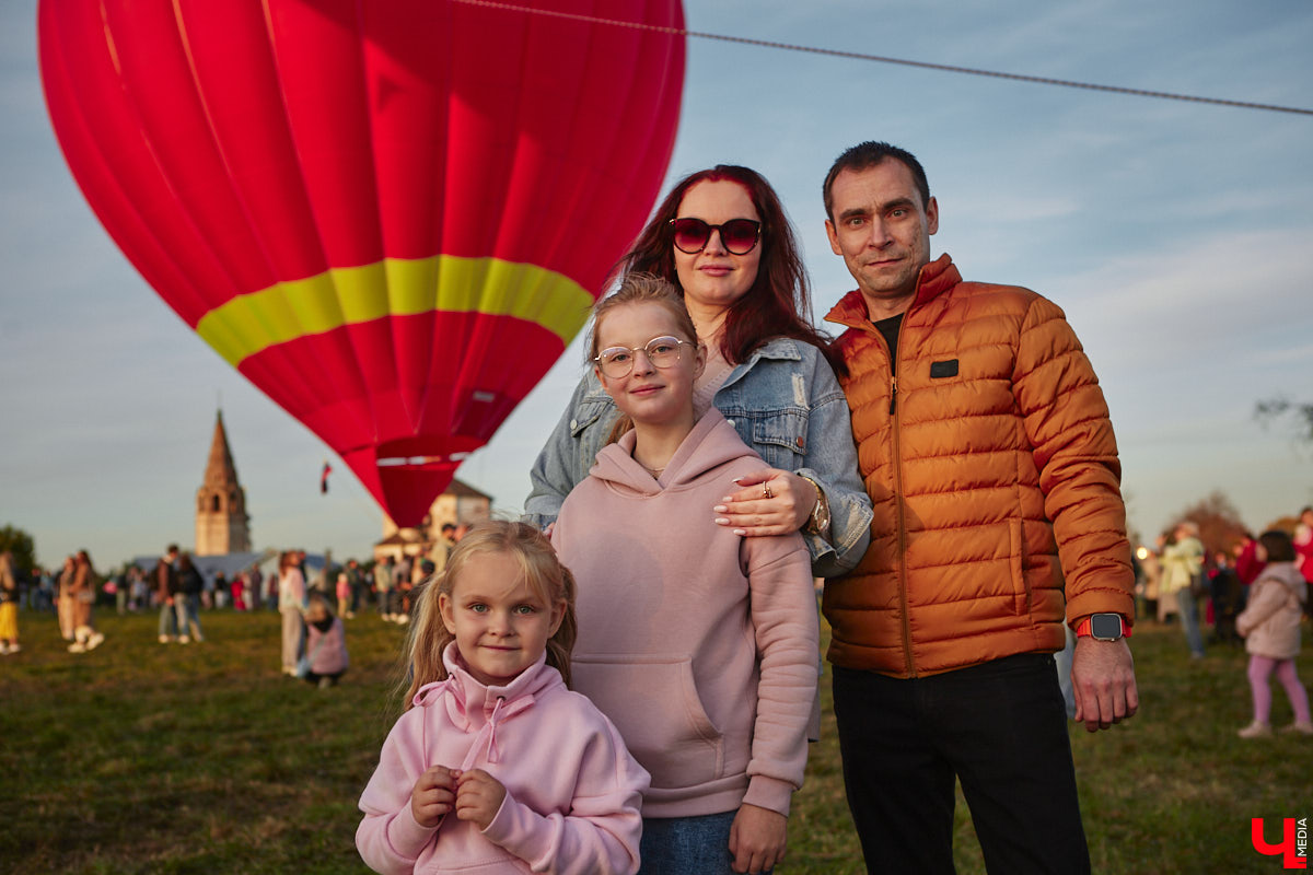 Минувший уикенд в Суздале был по-настоящему ярким. Три дня подряд небо над городом украшали аэростаты. На фестиваль воздухоплавания приехали 15 пилотов воздушных шаров. Вместе с ними взмыть вверх смогли все желающие. Билеты на свободные полеты раскупили заранее, а вот из жаждущих стать участниками привязных подъемов выстраивались очереди.