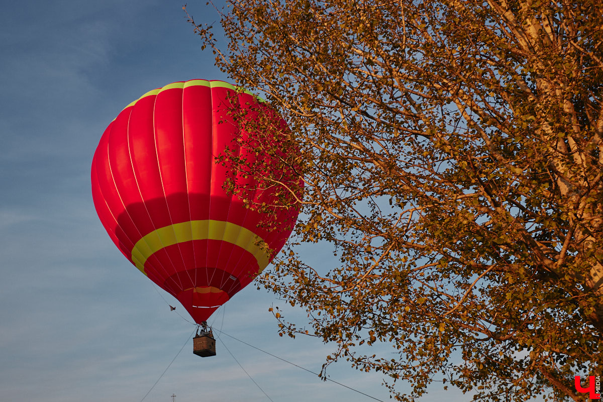 Минувший уикенд в Суздале был по-настоящему ярким. Три дня подряд небо над городом украшали аэростаты. На фестиваль воздухоплавания приехали 15 пилотов воздушных шаров. Вместе с ними взмыть вверх смогли все желающие. Билеты на свободные полеты раскупили заранее, а вот из жаждущих стать участниками привязных подъемов выстраивались очереди.