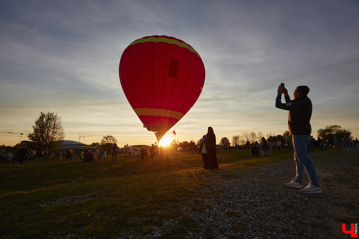 Минувший уикенд в Суздале был по-настоящему ярким. Три дня подряд небо над городом украшали аэростаты. На фестиваль воздухоплавания приехали 15 пилотов воздушных шаров. Вместе с ними взмыть вверх смогли все желающие. Билеты на свободные полеты раскупили заранее, а вот из жаждущих стать участниками привязных подъемов выстраивались очереди.