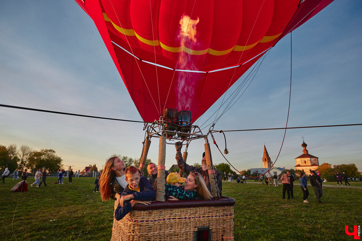Минувший уикенд в Суздале был по-настоящему ярким. Три дня подряд небо над городом украшали аэростаты. На фестиваль воздухоплавания приехали 15 пилотов воздушных шаров. Вместе с ними взмыть вверх смогли все желающие. Билеты на свободные полеты раскупили заранее, а вот из жаждущих стать участниками привязных подъемов выстраивались очереди.