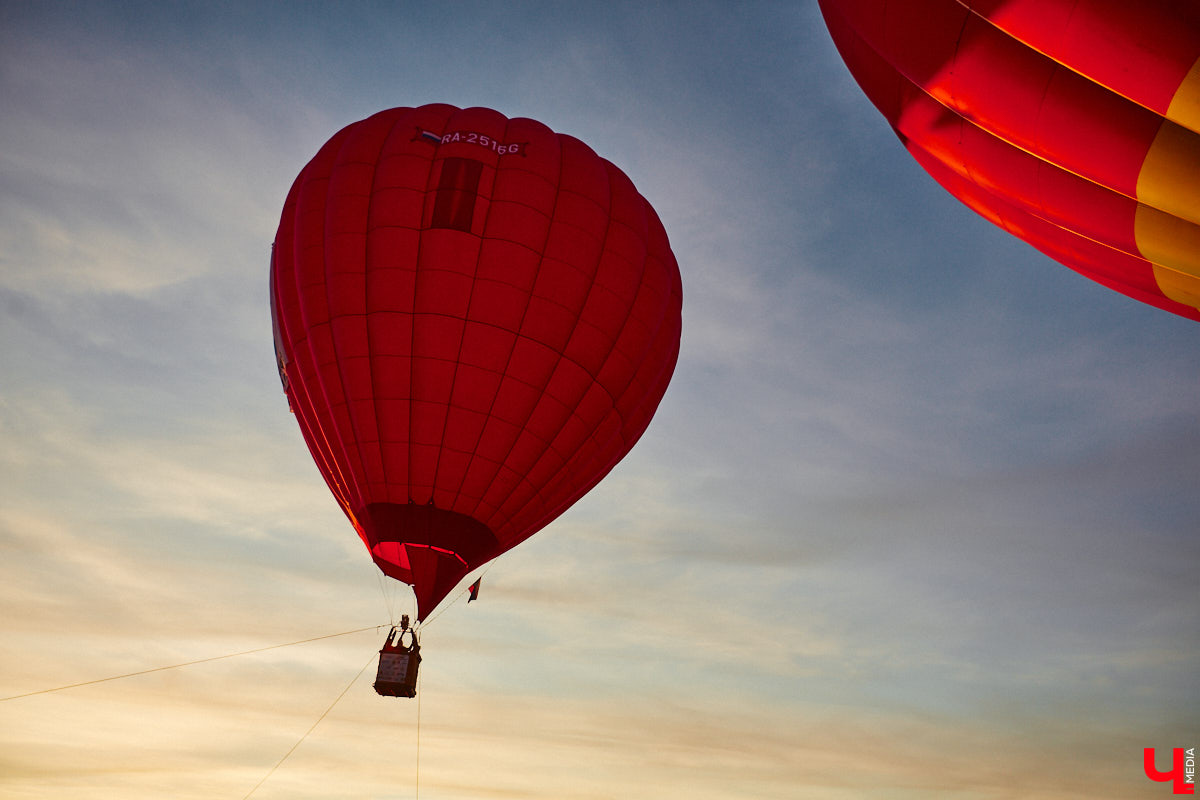 Минувший уикенд в Суздале был по-настоящему ярким. Три дня подряд небо над городом украшали аэростаты. На фестиваль воздухоплавания приехали 15 пилотов воздушных шаров. Вместе с ними взмыть вверх смогли все желающие. Билеты на свободные полеты раскупили заранее, а вот из жаждущих стать участниками привязных подъемов выстраивались очереди.