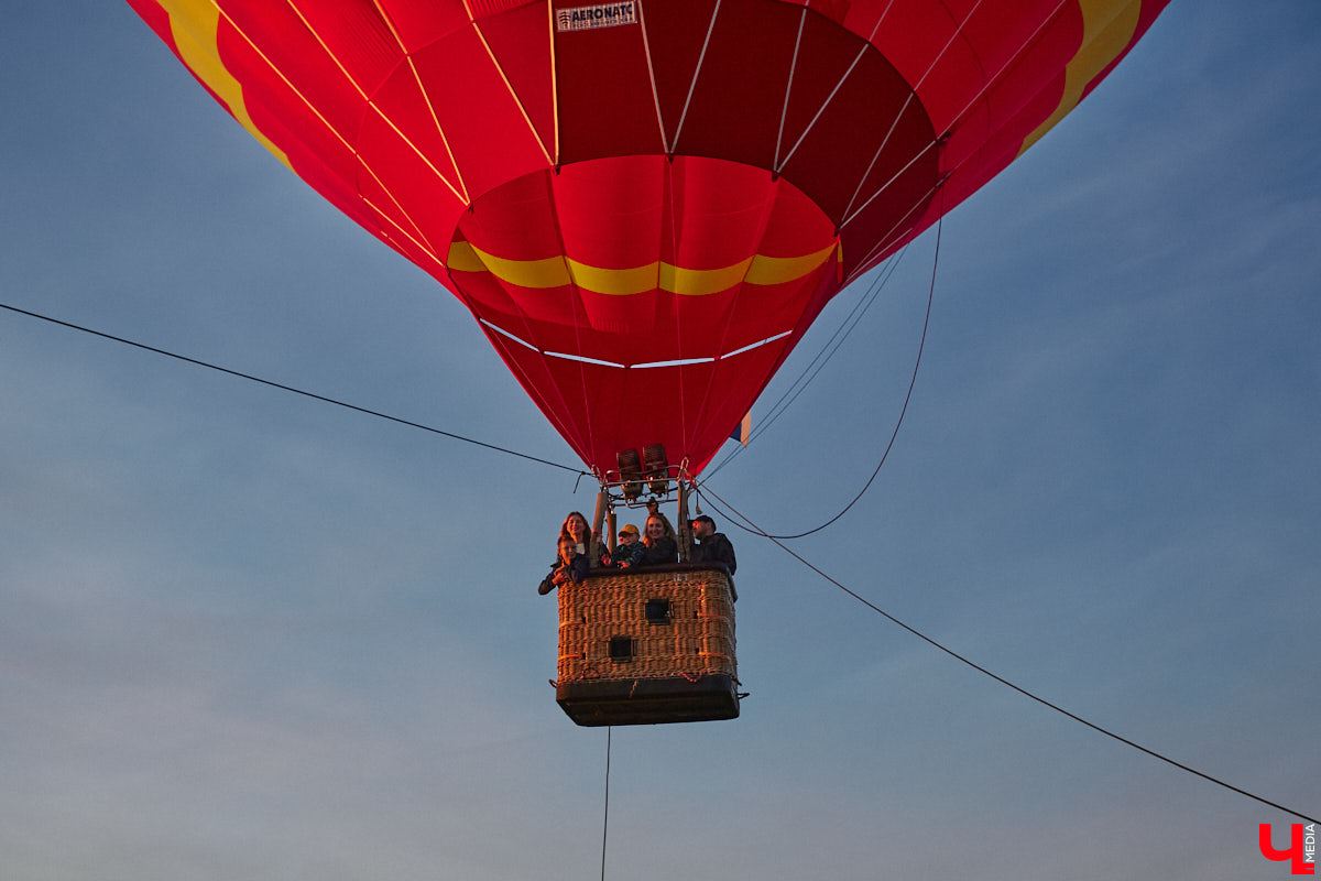 Минувший уикенд в Суздале был по-настоящему ярким. Три дня подряд небо над городом украшали аэростаты. На фестиваль воздухоплавания приехали 15 пилотов воздушных шаров. Вместе с ними взмыть вверх смогли все желающие. Билеты на свободные полеты раскупили заранее, а вот из жаждущих стать участниками привязных подъемов выстраивались очереди.