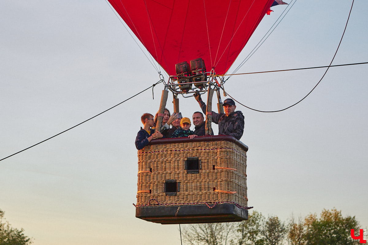 Минувший уикенд в Суздале был по-настоящему ярким. Три дня подряд небо над городом украшали аэростаты. На фестиваль воздухоплавания приехали 15 пилотов воздушных шаров. Вместе с ними взмыть вверх смогли все желающие. Билеты на свободные полеты раскупили заранее, а вот из жаждущих стать участниками привязных подъемов выстраивались очереди.