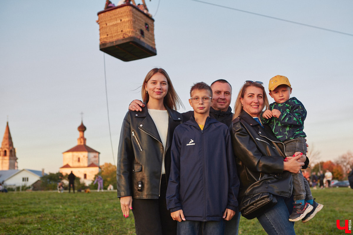 Минувший уикенд в Суздале был по-настоящему ярким. Три дня подряд небо над городом украшали аэростаты. На фестиваль воздухоплавания приехали 15 пилотов воздушных шаров. Вместе с ними взмыть вверх смогли все желающие. Билеты на свободные полеты раскупили заранее, а вот из жаждущих стать участниками привязных подъемов выстраивались очереди.