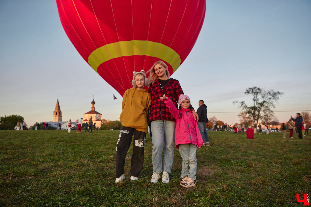 Минувший уикенд в Суздале был по-настоящему ярким. Три дня подряд небо над городом украшали аэростаты. На фестиваль воздухоплавания приехали 15 пилотов воздушных шаров. Вместе с ними взмыть вверх смогли все желающие. Билеты на свободные полеты раскупили заранее, а вот из жаждущих стать участниками привязных подъемов выстраивались очереди.