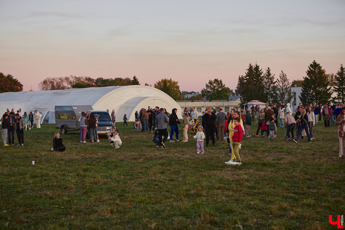 Минувший уикенд в Суздале был по-настоящему ярким. Три дня подряд небо над городом украшали аэростаты. На фестиваль воздухоплавания приехали 15 пилотов воздушных шаров. Вместе с ними взмыть вверх смогли все желающие. Билеты на свободные полеты раскупили заранее, а вот из жаждущих стать участниками привязных подъемов выстраивались очереди.