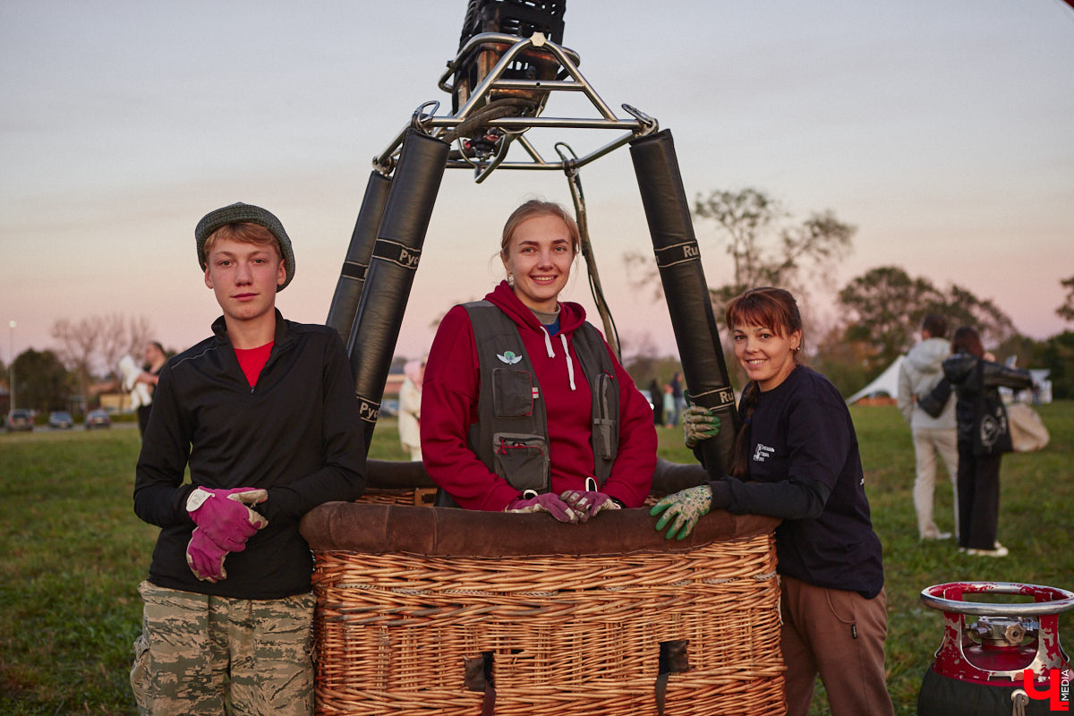 Минувший уикенд в Суздале был по-настоящему ярким. Три дня подряд небо над городом украшали аэростаты. На фестиваль воздухоплавания приехали 15 пилотов воздушных шаров. Вместе с ними взмыть вверх смогли все желающие. Билеты на свободные полеты раскупили заранее, а вот из жаждущих стать участниками привязных подъемов выстраивались очереди.