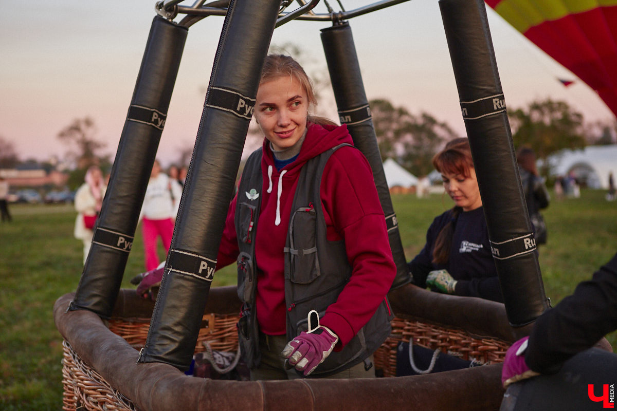 Минувший уикенд в Суздале был по-настоящему ярким. Три дня подряд небо над городом украшали аэростаты. На фестиваль воздухоплавания приехали 15 пилотов воздушных шаров. Вместе с ними взмыть вверх смогли все желающие. Билеты на свободные полеты раскупили заранее, а вот из жаждущих стать участниками привязных подъемов выстраивались очереди.