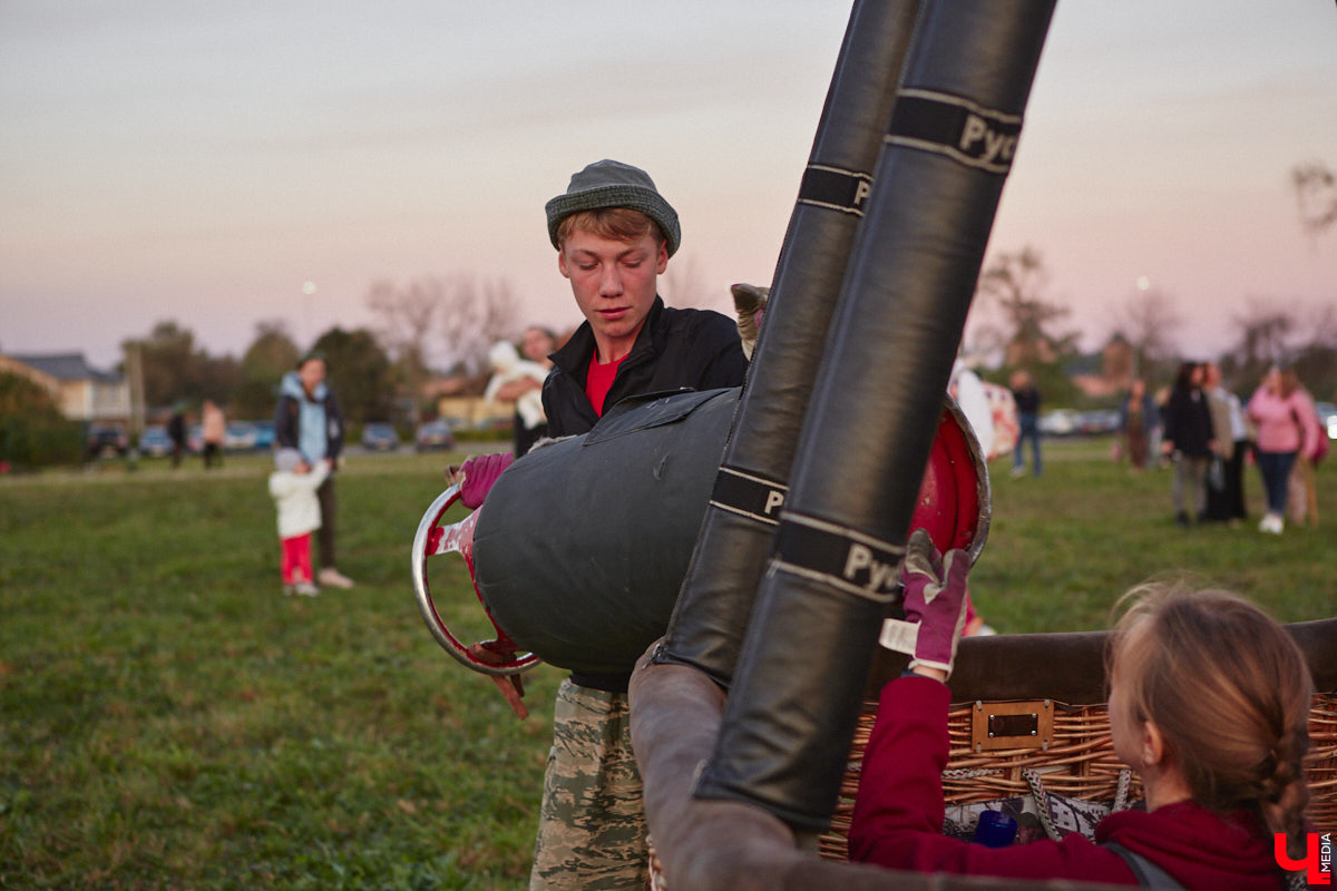 Минувший уикенд в Суздале был по-настоящему ярким. Три дня подряд небо над городом украшали аэростаты. На фестиваль воздухоплавания приехали 15 пилотов воздушных шаров. Вместе с ними взмыть вверх смогли все желающие. Билеты на свободные полеты раскупили заранее, а вот из жаждущих стать участниками привязных подъемов выстраивались очереди.