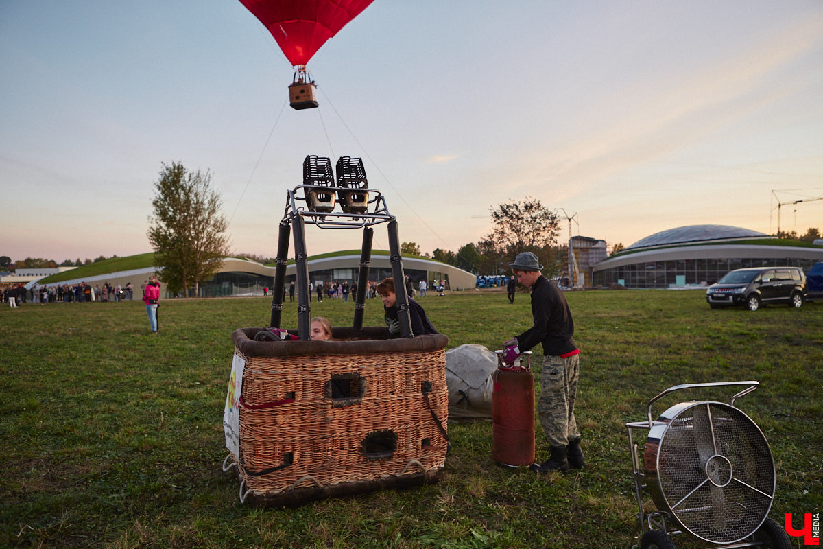 Минувший уикенд в Суздале был по-настоящему ярким. Три дня подряд небо над городом украшали аэростаты. На фестиваль воздухоплавания приехали 15 пилотов воздушных шаров. Вместе с ними взмыть вверх смогли все желающие. Билеты на свободные полеты раскупили заранее, а вот из жаждущих стать участниками привязных подъемов выстраивались очереди.