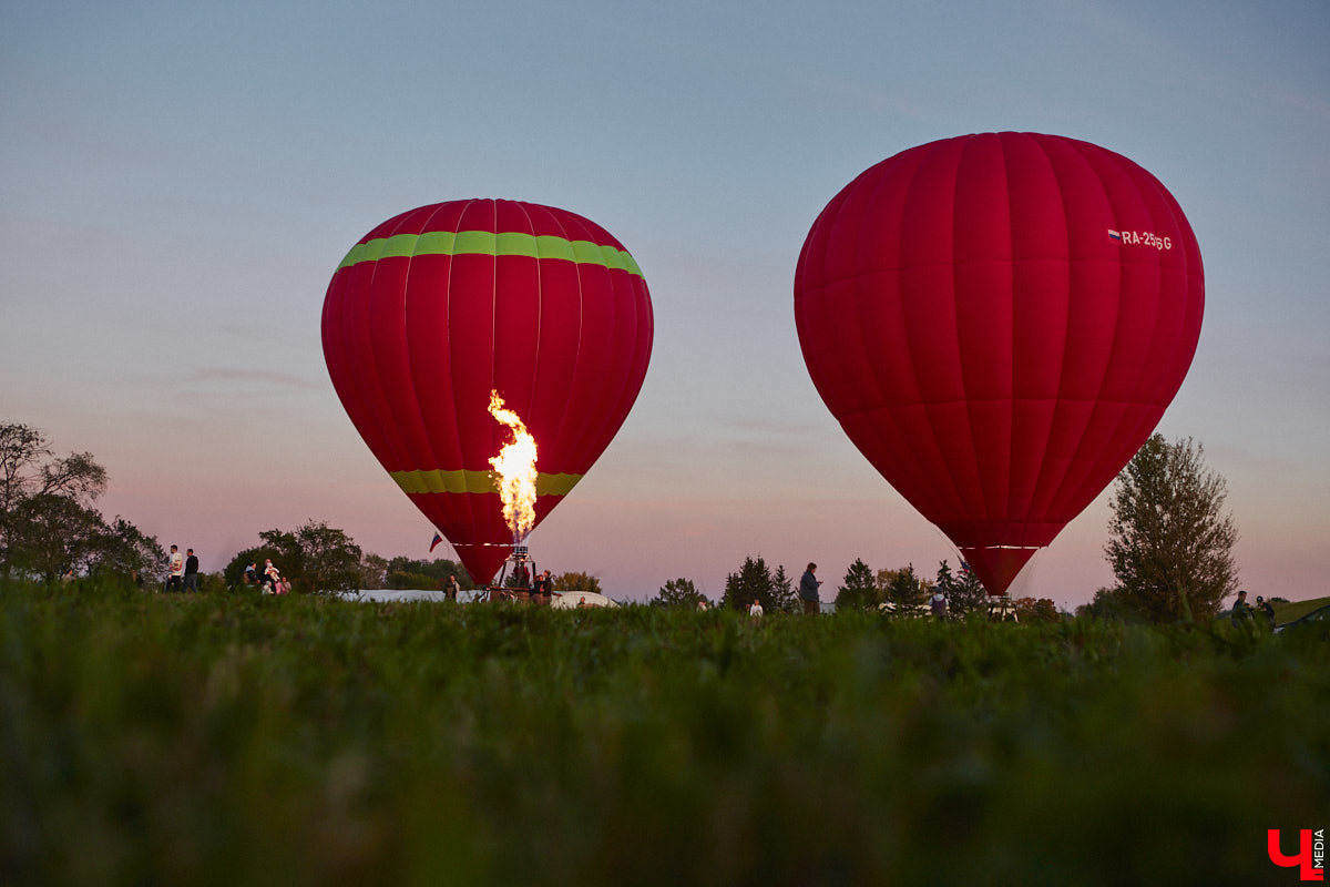 Минувший уикенд в Суздале был по-настоящему ярким. Три дня подряд небо над городом украшали аэростаты. На фестиваль воздухоплавания приехали 15 пилотов воздушных шаров. Вместе с ними взмыть вверх смогли все желающие. Билеты на свободные полеты раскупили заранее, а вот из жаждущих стать участниками привязных подъемов выстраивались очереди.