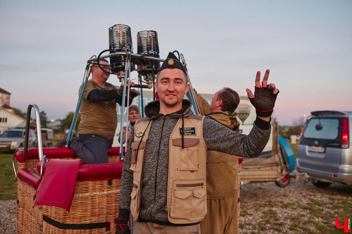 Минувший уикенд в Суздале был по-настоящему ярким. Три дня подряд небо над городом украшали аэростаты. На фестиваль воздухоплавания приехали 15 пилотов воздушных шаров. Вместе с ними взмыть вверх смогли все желающие. Билеты на свободные полеты раскупили заранее, а вот из жаждущих стать участниками привязных подъемов выстраивались очереди.