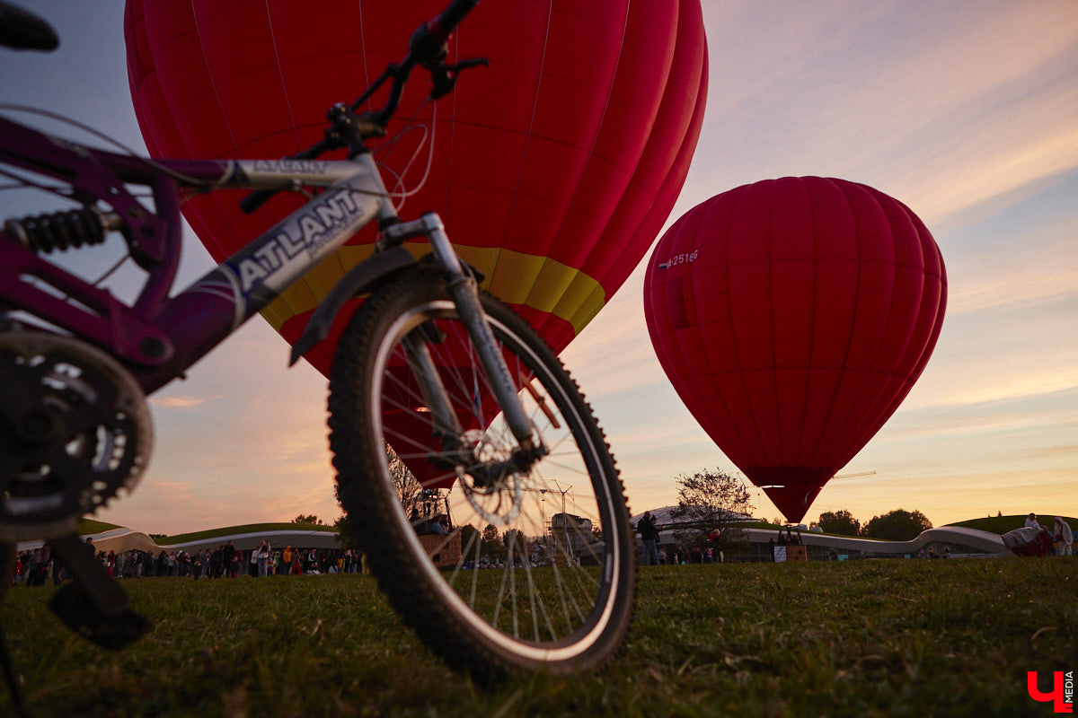 Минувший уикенд в Суздале был по-настоящему ярким. Три дня подряд небо над городом украшали аэростаты. На фестиваль воздухоплавания приехали 15 пилотов воздушных шаров. Вместе с ними взмыть вверх смогли все желающие. Билеты на свободные полеты раскупили заранее, а вот из жаждущих стать участниками привязных подъемов выстраивались очереди.