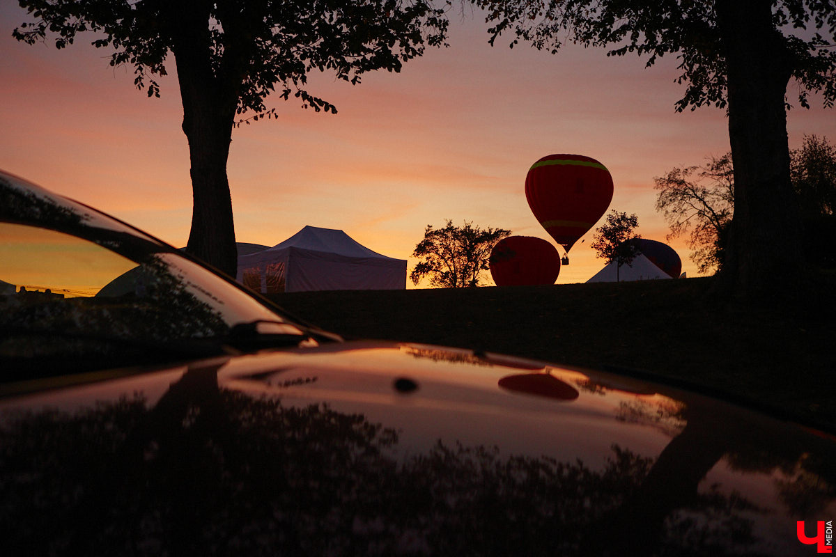 Минувший уикенд в Суздале был по-настоящему ярким. Три дня подряд небо над городом украшали аэростаты. На фестиваль воздухоплавания приехали 15 пилотов воздушных шаров. Вместе с ними взмыть вверх смогли все желающие. Билеты на свободные полеты раскупили заранее, а вот из жаждущих стать участниками привязных подъемов выстраивались очереди.