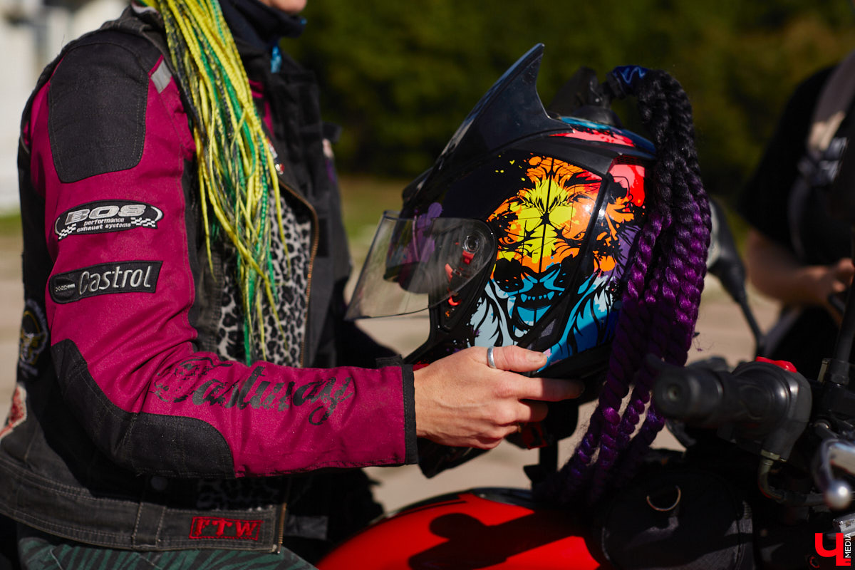 Что на самом деле происходит на мотофестивалях и какие они — люди на железных конях, брутально делающих врум-врум? Завесу адреналиновой жизни нам приоткрыла владимирская байкерша Марина Капралова, которая на своей двухколесной «девочке» не пропускает ни одного яркого события сезона.