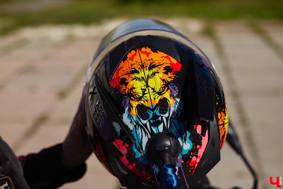 Что на самом деле происходит на мотофестивалях и какие они — люди на железных конях, брутально делающих врум-врум? Завесу адреналиновой жизни нам приоткрыла владимирская байкерша Марина Капралова, которая на своей двухколесной «девочке» не пропускает ни одного яркого события сезона.