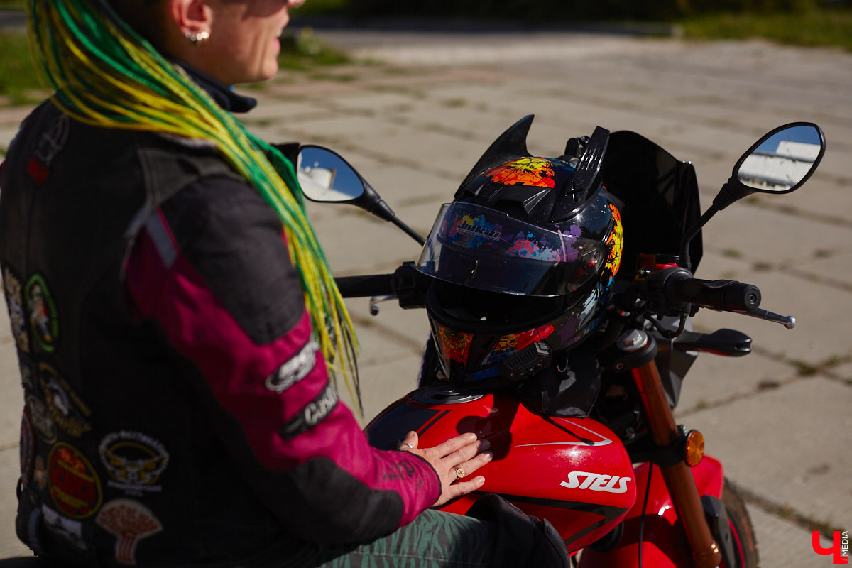 Что на самом деле происходит на мотофестивалях и какие они — люди на железных конях, брутально делающих врум-врум? Завесу адреналиновой жизни нам приоткрыла владимирская байкерша Марина Капралова, которая на своей двухколесной «девочке» не пропускает ни одного яркого события сезона.