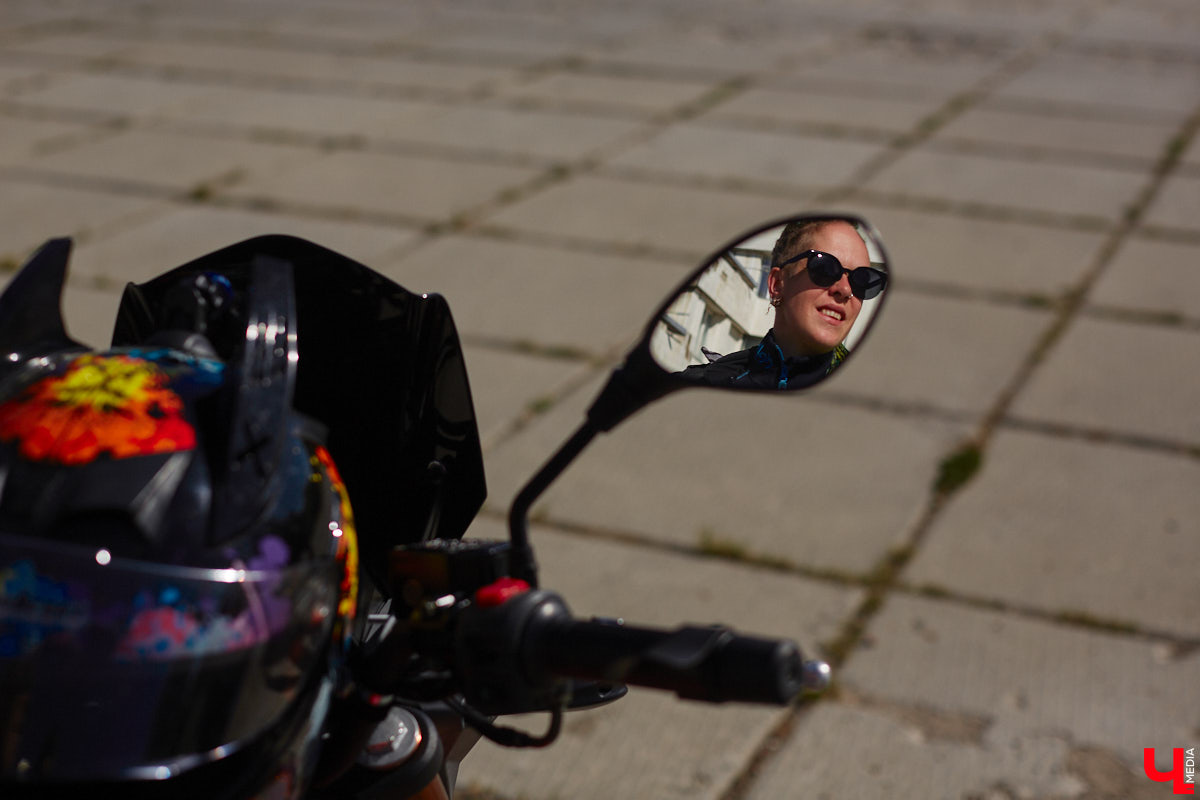 Что на самом деле происходит на мотофестивалях и какие они — люди на железных конях, брутально делающих врум-врум? Завесу адреналиновой жизни нам приоткрыла владимирская байкерша Марина Капралова, которая на своей двухколесной «девочке» не пропускает ни одного яркого события сезона.