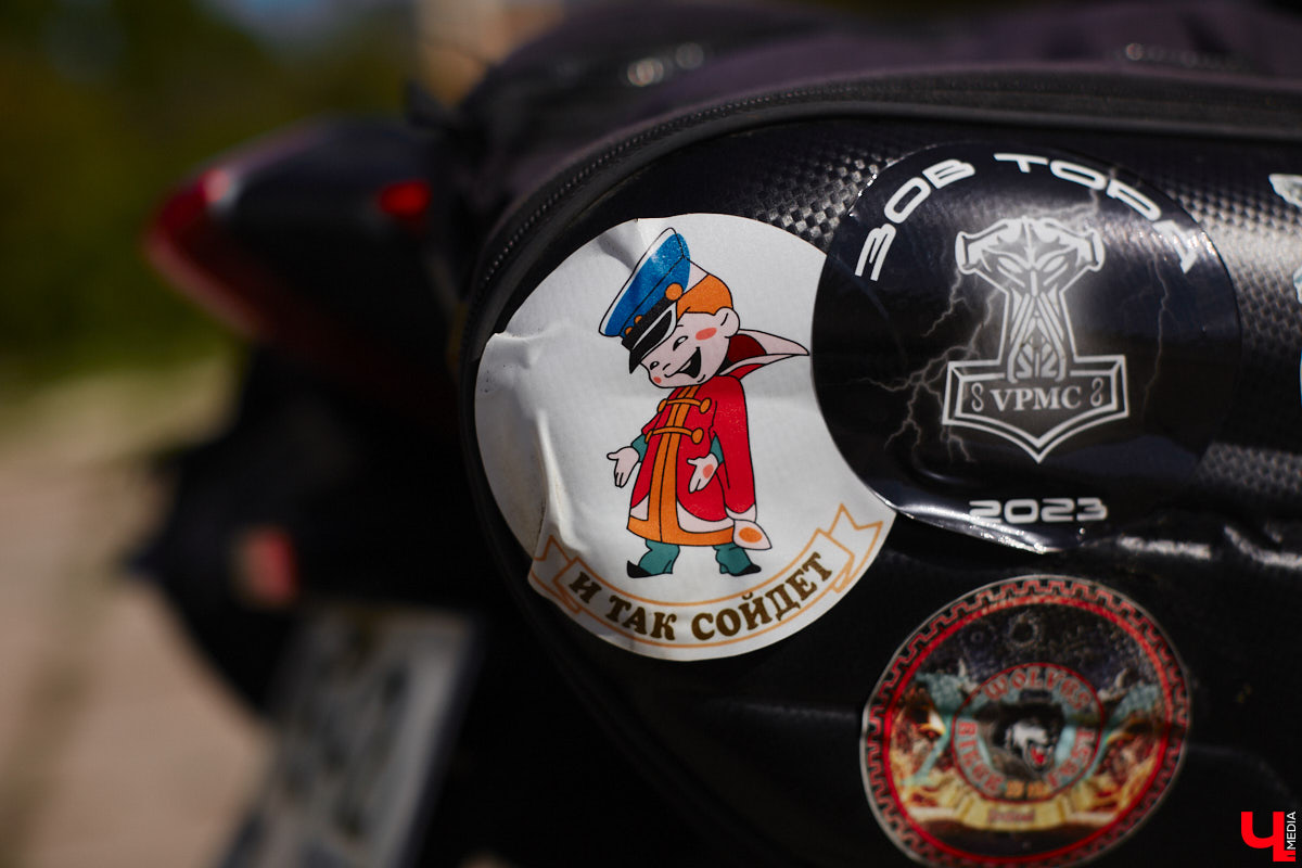 Что на самом деле происходит на мотофестивалях и какие они — люди на железных конях, брутально делающих врум-врум? Завесу адреналиновой жизни нам приоткрыла владимирская байкерша Марина Капралова, которая на своей двухколесной «девочке» не пропускает ни одного яркого события сезона.