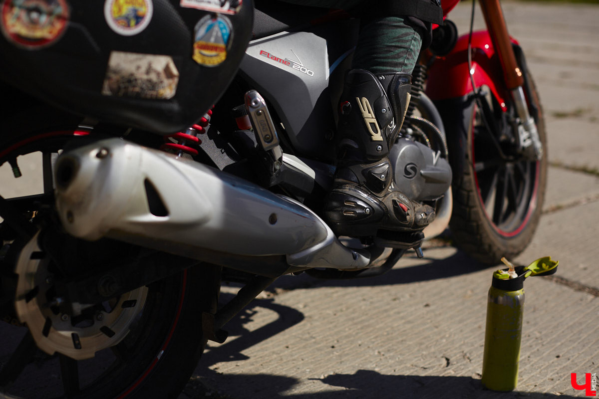 Что на самом деле происходит на мотофестивалях и какие они — люди на железных конях, брутально делающих врум-врум? Завесу адреналиновой жизни нам приоткрыла владимирская байкерша Марина Капралова, которая на своей двухколесной «девочке» не пропускает ни одного яркого события сезона.