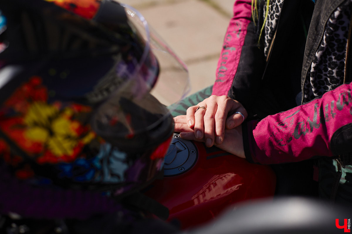 Что на самом деле происходит на мотофестивалях и какие они — люди на железных конях, брутально делающих врум-врум? Завесу адреналиновой жизни нам приоткрыла владимирская байкерша Марина Капралова, которая на своей двухколесной «девочке» не пропускает ни одного яркого события сезона.