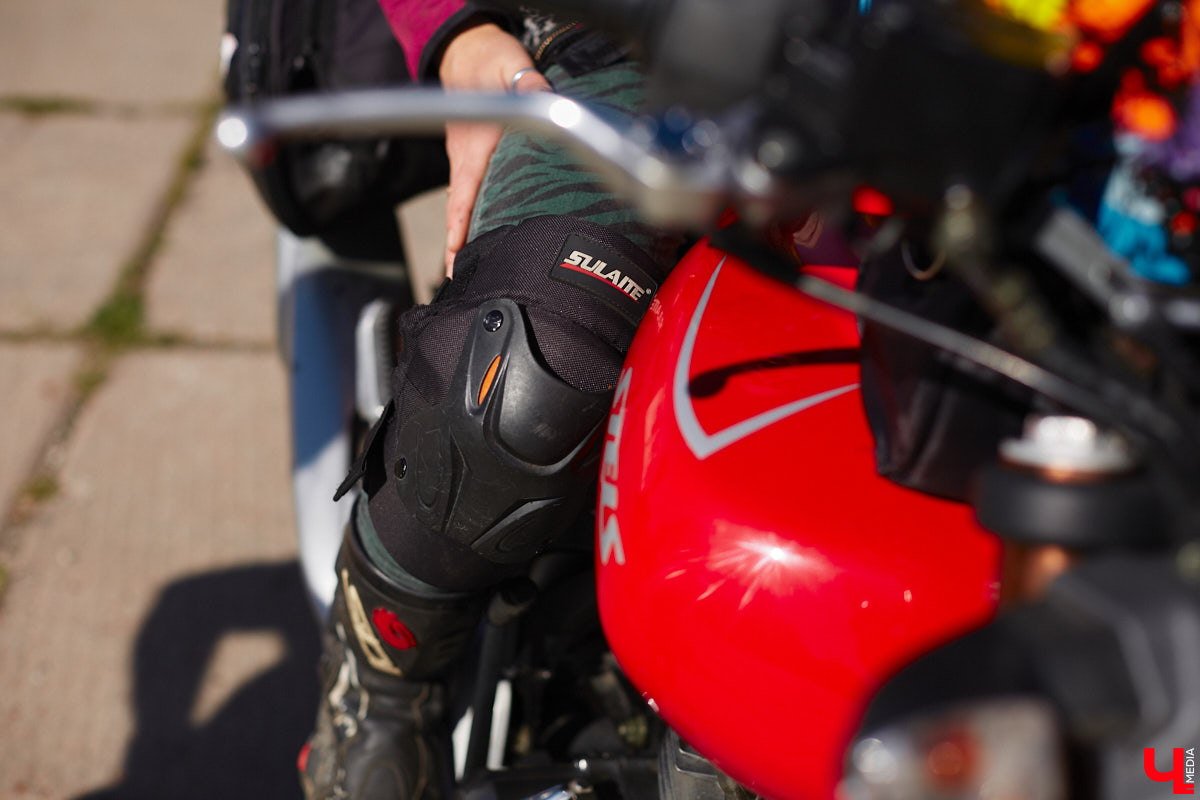 Что на самом деле происходит на мотофестивалях и какие они — люди на железных конях, брутально делающих врум-врум? Завесу адреналиновой жизни нам приоткрыла владимирская байкерша Марина Капралова, которая на своей двухколесной «девочке» не пропускает ни одного яркого события сезона.