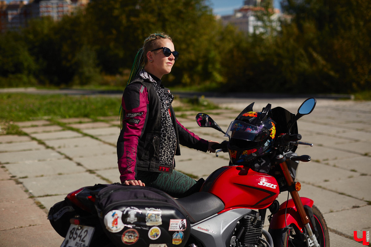 Что на самом деле происходит на мотофестивалях и какие они — люди на железных конях, брутально делающих врум-врум? Завесу адреналиновой жизни нам приоткрыла владимирская байкерша Марина Капралова, которая на своей двухколесной «девочке» не пропускает ни одного яркого события сезона.