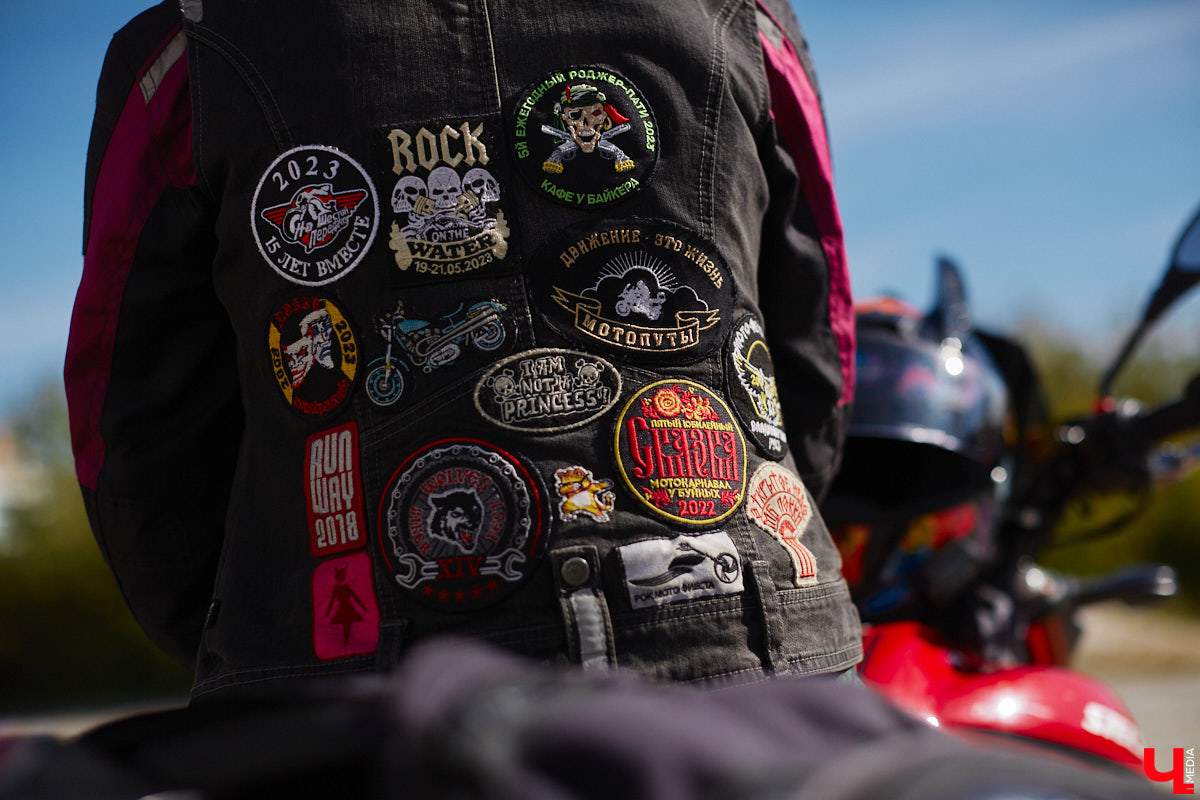 Что на самом деле происходит на мотофестивалях и какие они — люди на железных конях, брутально делающих врум-врум? Завесу адреналиновой жизни нам приоткрыла владимирская байкерша Марина Капралова, которая на своей двухколесной «девочке» не пропускает ни одного яркого события сезона.