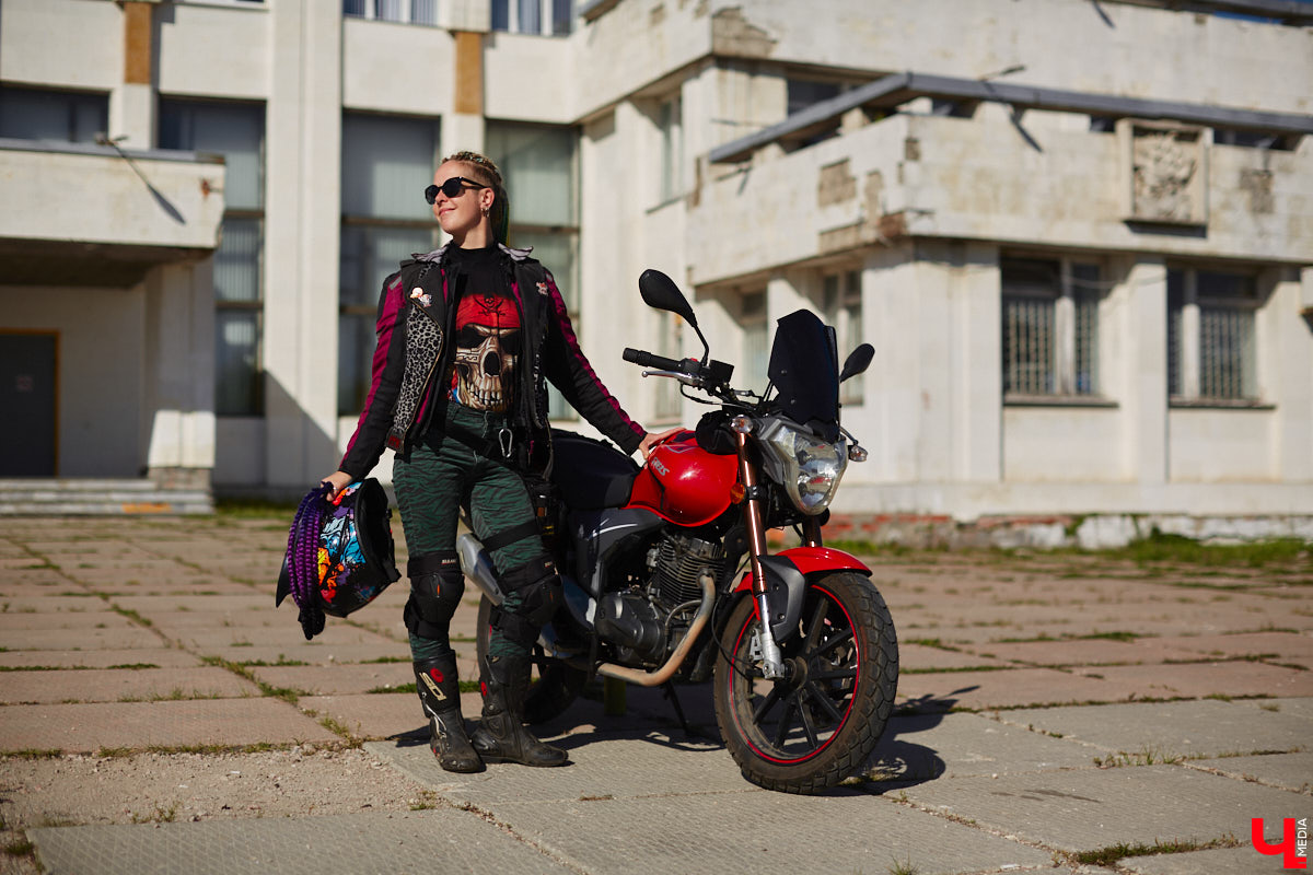 Что на самом деле происходит на мотофестивалях и какие они — люди на железных конях, брутально делающих врум-врум? Завесу адреналиновой жизни нам приоткрыла владимирская байкерша Марина Капралова, которая на своей двухколесной «девочке» не пропускает ни одного яркого события сезона.