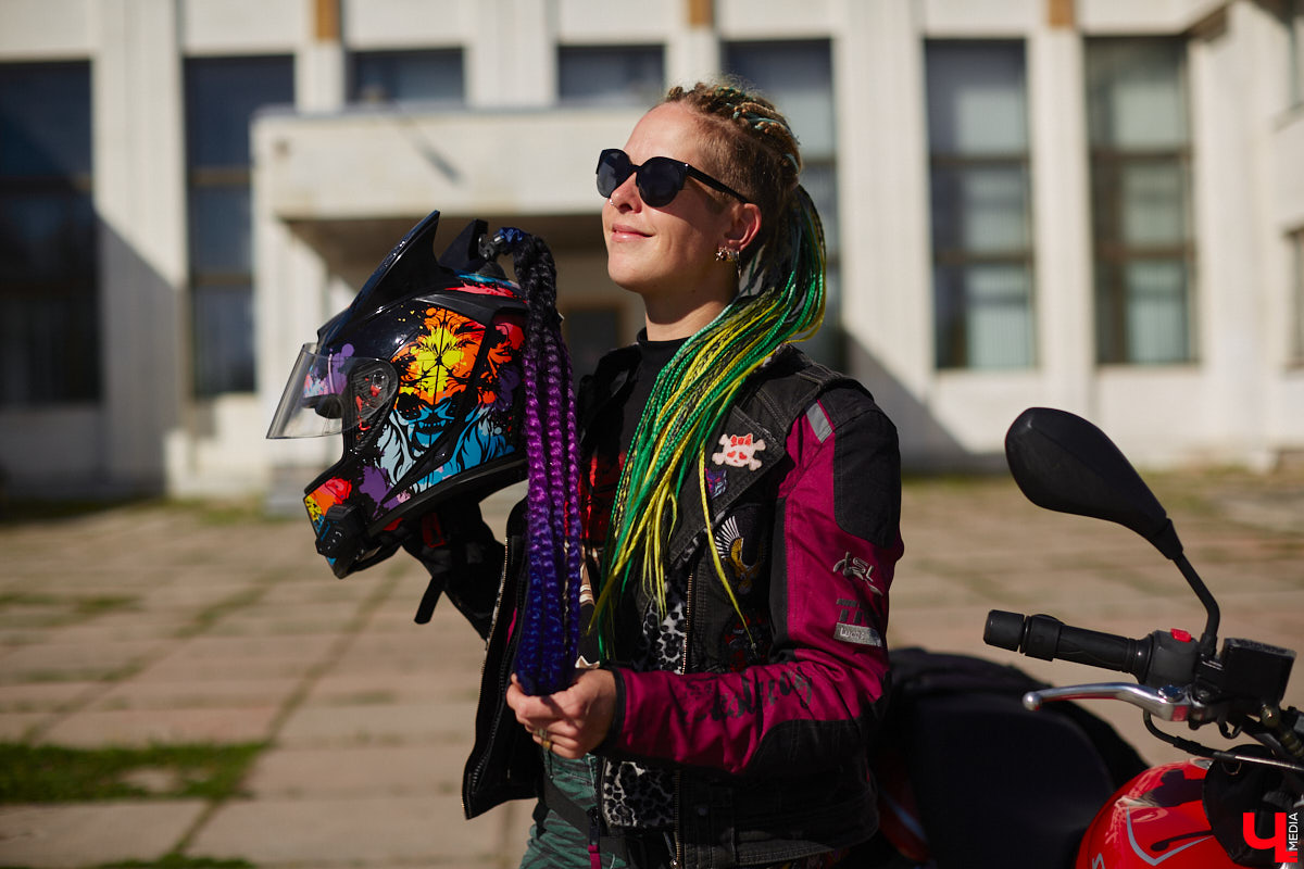 Что на самом деле происходит на мотофестивалях и какие они — люди на железных конях, брутально делающих врум-врум? Завесу адреналиновой жизни нам приоткрыла владимирская байкерша Марина Капралова, которая на своей двухколесной «девочке» не пропускает ни одного яркого события сезона.