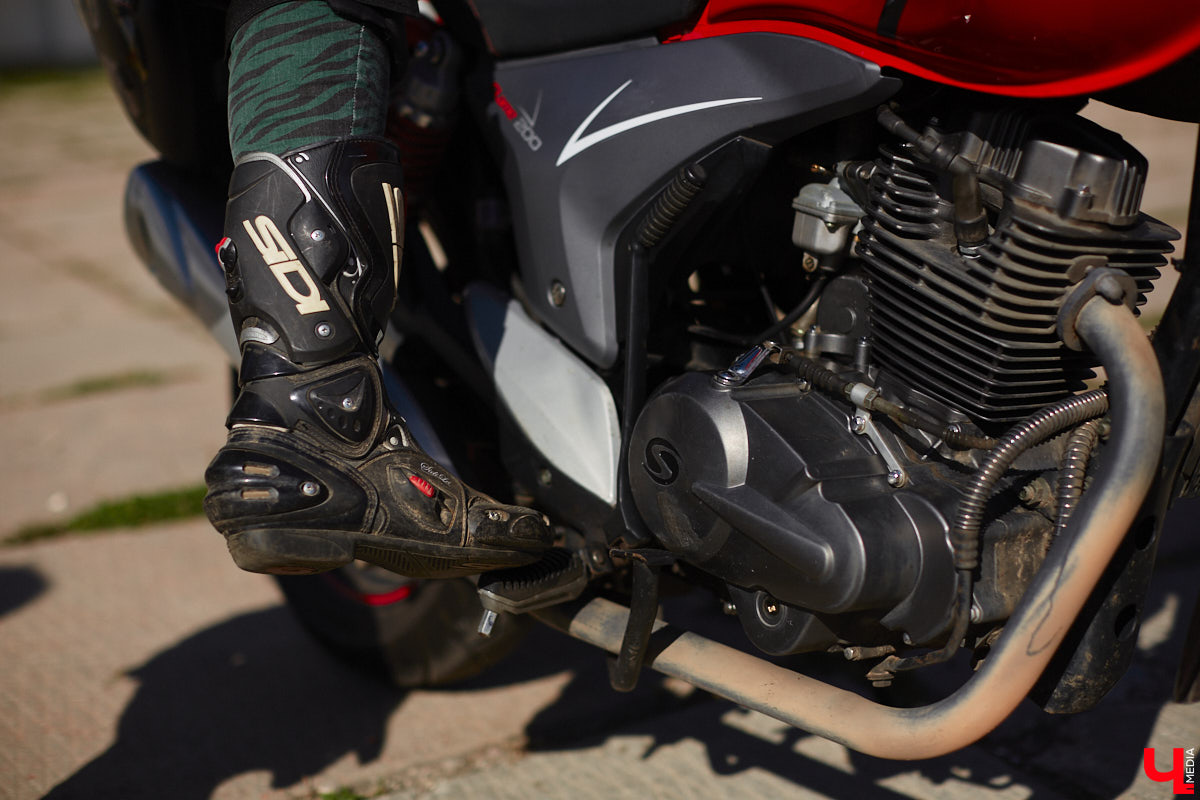 Что на самом деле происходит на мотофестивалях и какие они — люди на железных конях, брутально делающих врум-врум? Завесу адреналиновой жизни нам приоткрыла владимирская байкерша Марина Капралова, которая на своей двухколесной «девочке» не пропускает ни одного яркого события сезона.