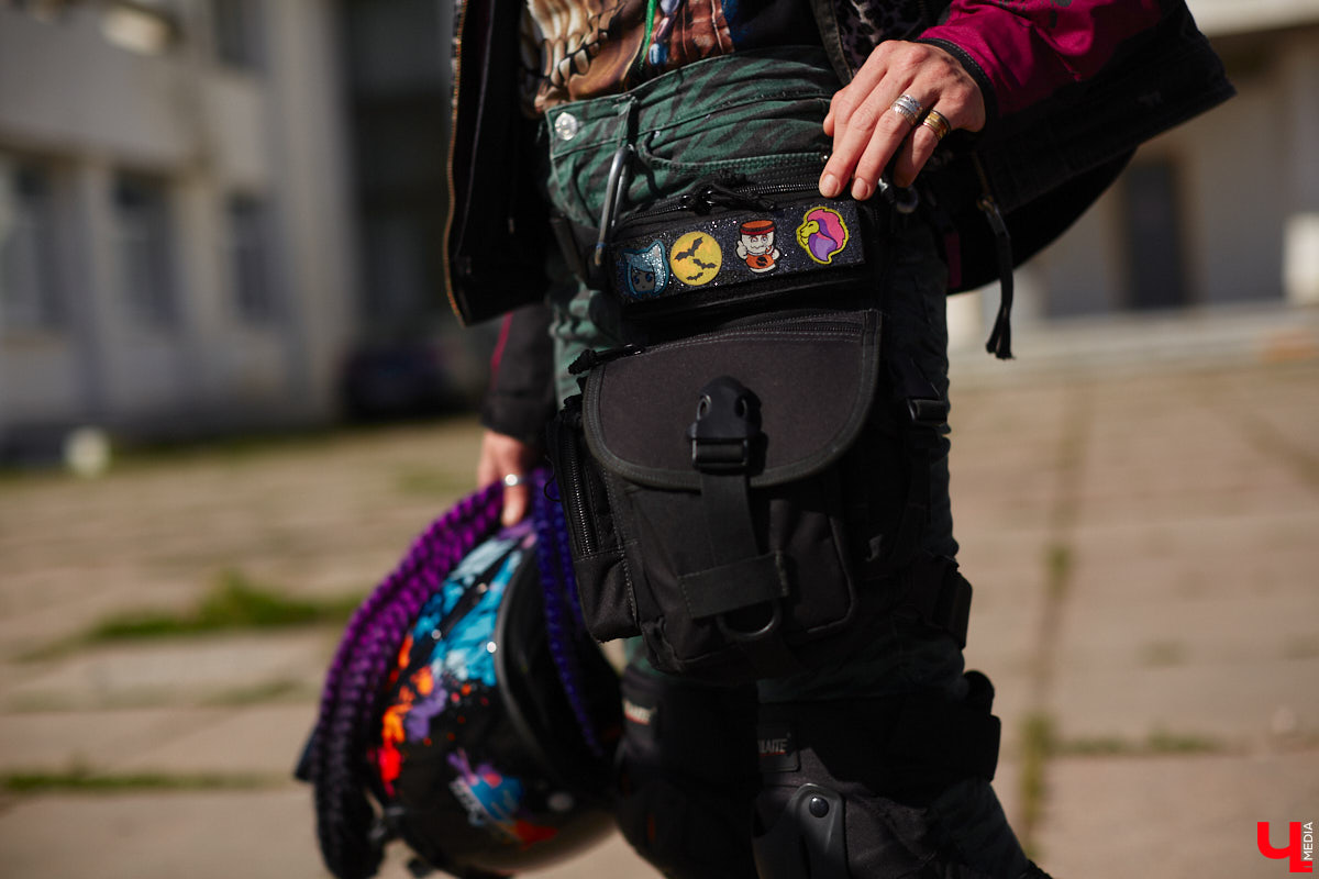 Что на самом деле происходит на мотофестивалях и какие они — люди на железных конях, брутально делающих врум-врум? Завесу адреналиновой жизни нам приоткрыла владимирская байкерша Марина Капралова, которая на своей двухколесной «девочке» не пропускает ни одного яркого события сезона.