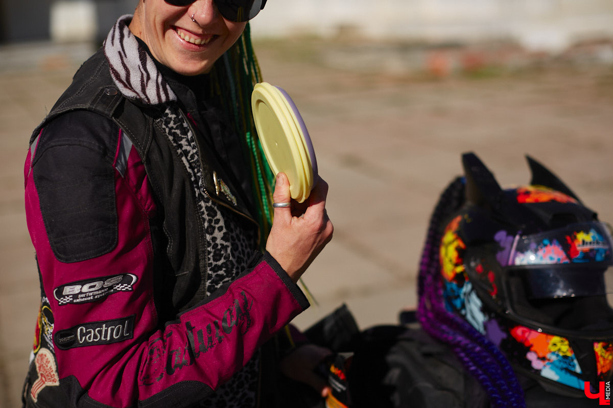 Что на самом деле происходит на мотофестивалях и какие они — люди на железных конях, брутально делающих врум-врум? Завесу адреналиновой жизни нам приоткрыла владимирская байкерша Марина Капралова, которая на своей двухколесной «девочке» не пропускает ни одного яркого события сезона.